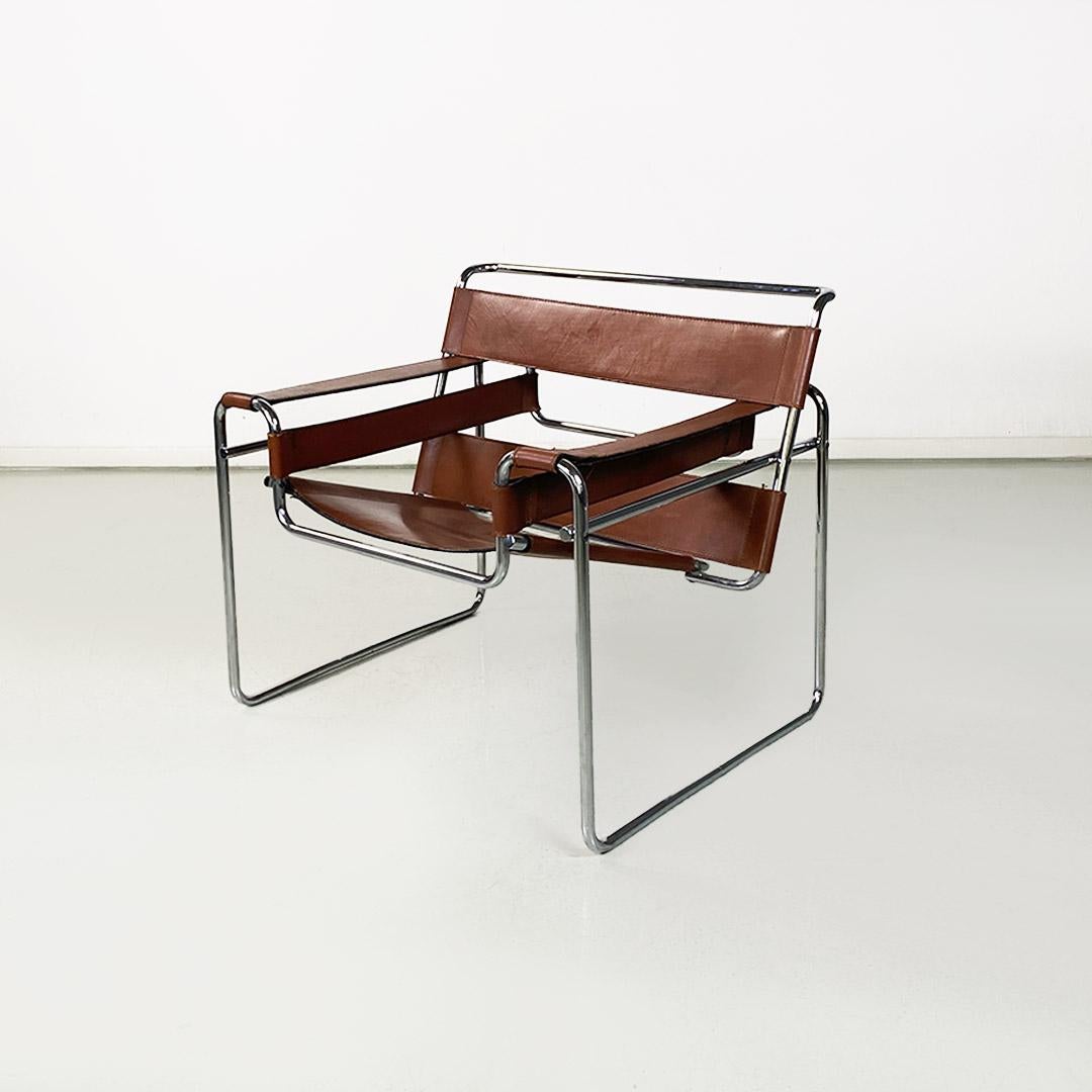 Wassily or B3 model leather armchair, with chromed tubular steel structure. The back, the armrests and seat are in banded entirely in brown leather, with visible stitching.
Disegnata da Marcel Breuer nel 1929 e prodotta da Knoll International nel