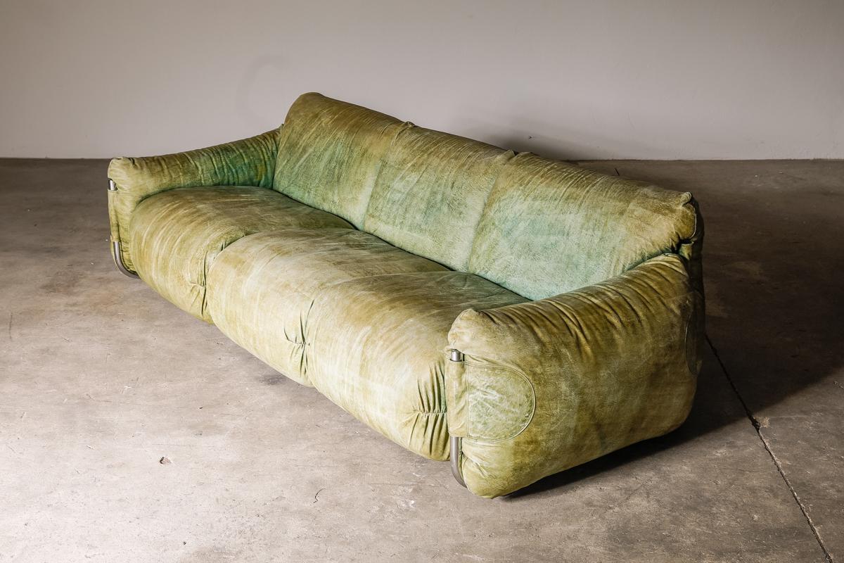 Rare couch designed by G. Munari for Poltrona Munari. The original leather is in very good condition and has developed a beautiful patina adding richness to this striking piece. Original makers mark is on the underside of the sofa. Dimensions: W 230