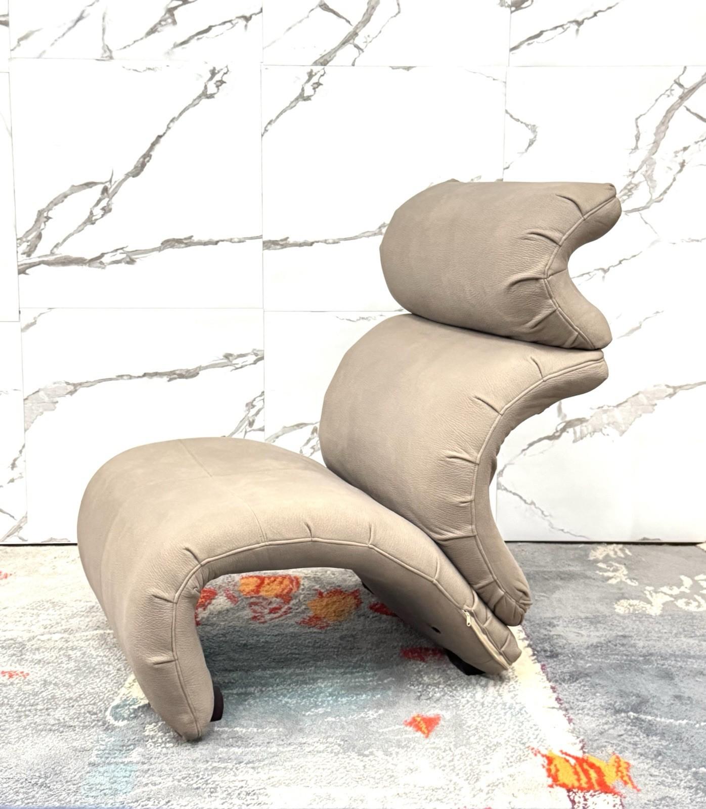 Fauteuil de style Castiglioni - Modèle San Luca pour Bernini

Fauteuil original des années 1970-1980, récemment retapissé dans un tissu moderne de haute qualité qui met en valeur sa silhouette sculpturale. Le design rappelle l'emblématique Modello