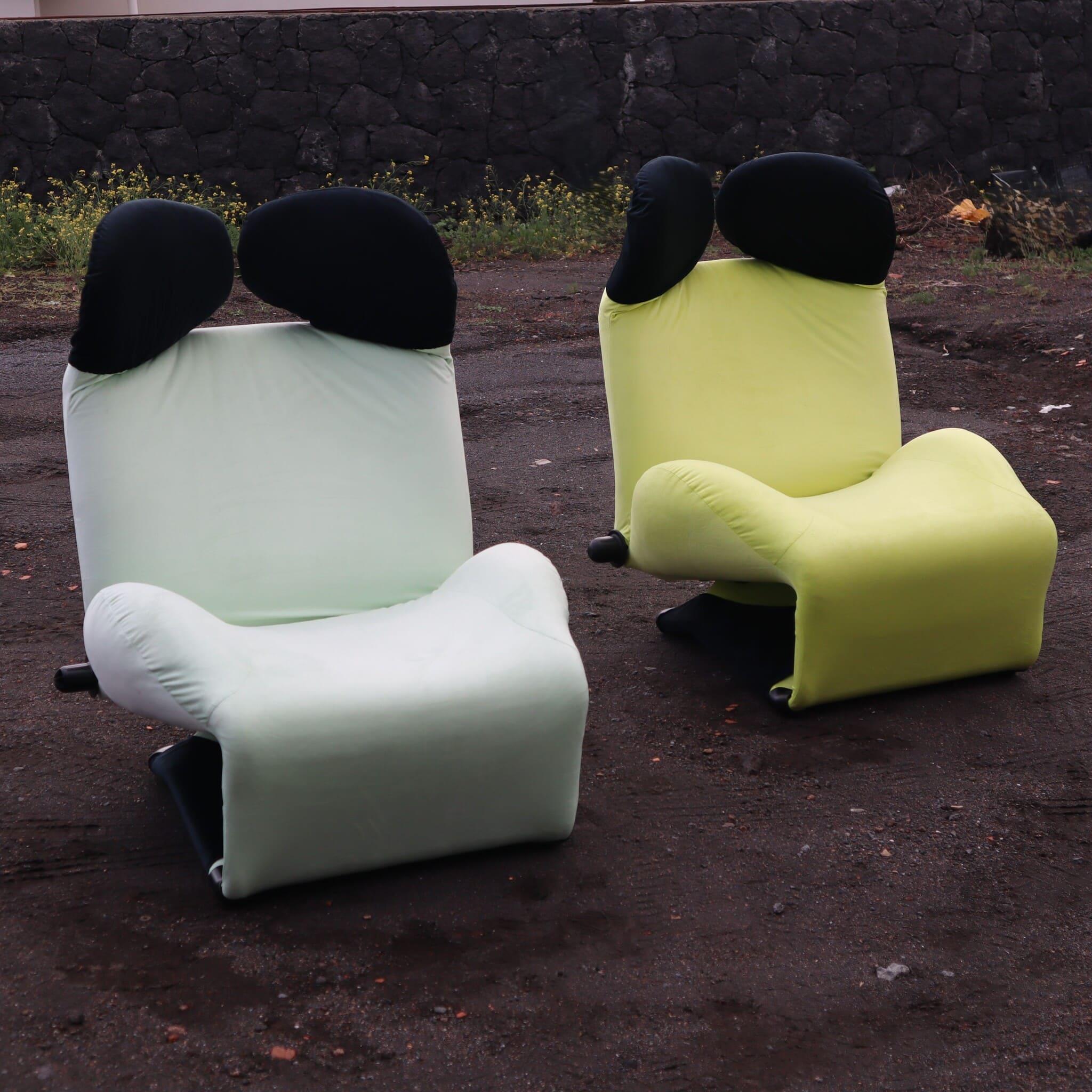 Armchair or chaise longue Wink by Cassina, Design Toshiyuki Kita, Italy, 1980s
The Wink armchair by Cassina, designed by the famous designer Toshiyuki Kita in the 1980s, is a design piece that combines elegance, comfort and functionality. With its
