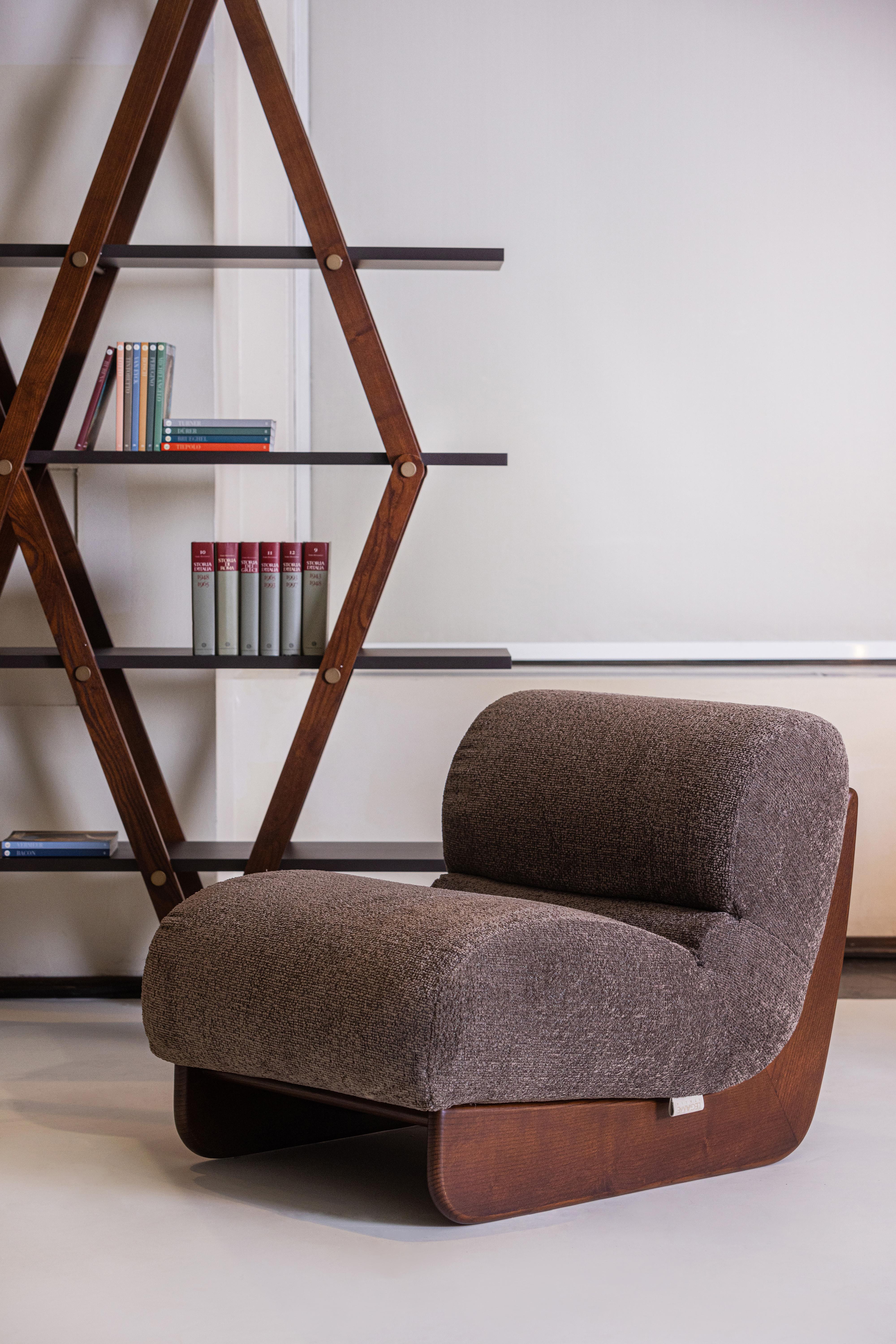 Designed by Brazilian designer Ricardo Antonio, a student of Oscar Niemeyer, the Ovunque armchair features a contemporary design with a solid ash wood frame with clean lines that frames a soft, comfortable seat cushion. The padding, supported by