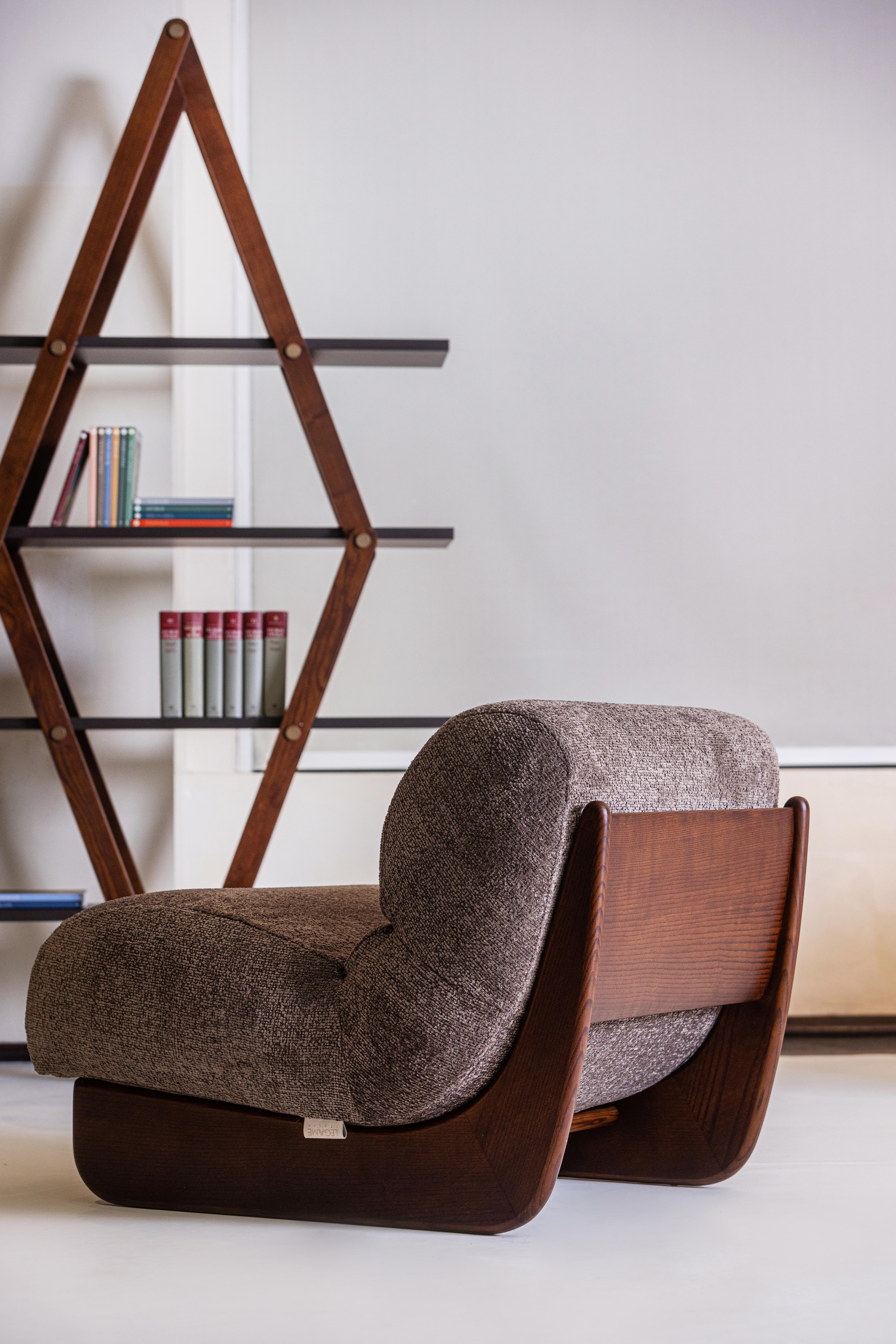 Modern OVUNQUE armchair in taupe fabric. Ash wood base. By Legame Italia For Sale