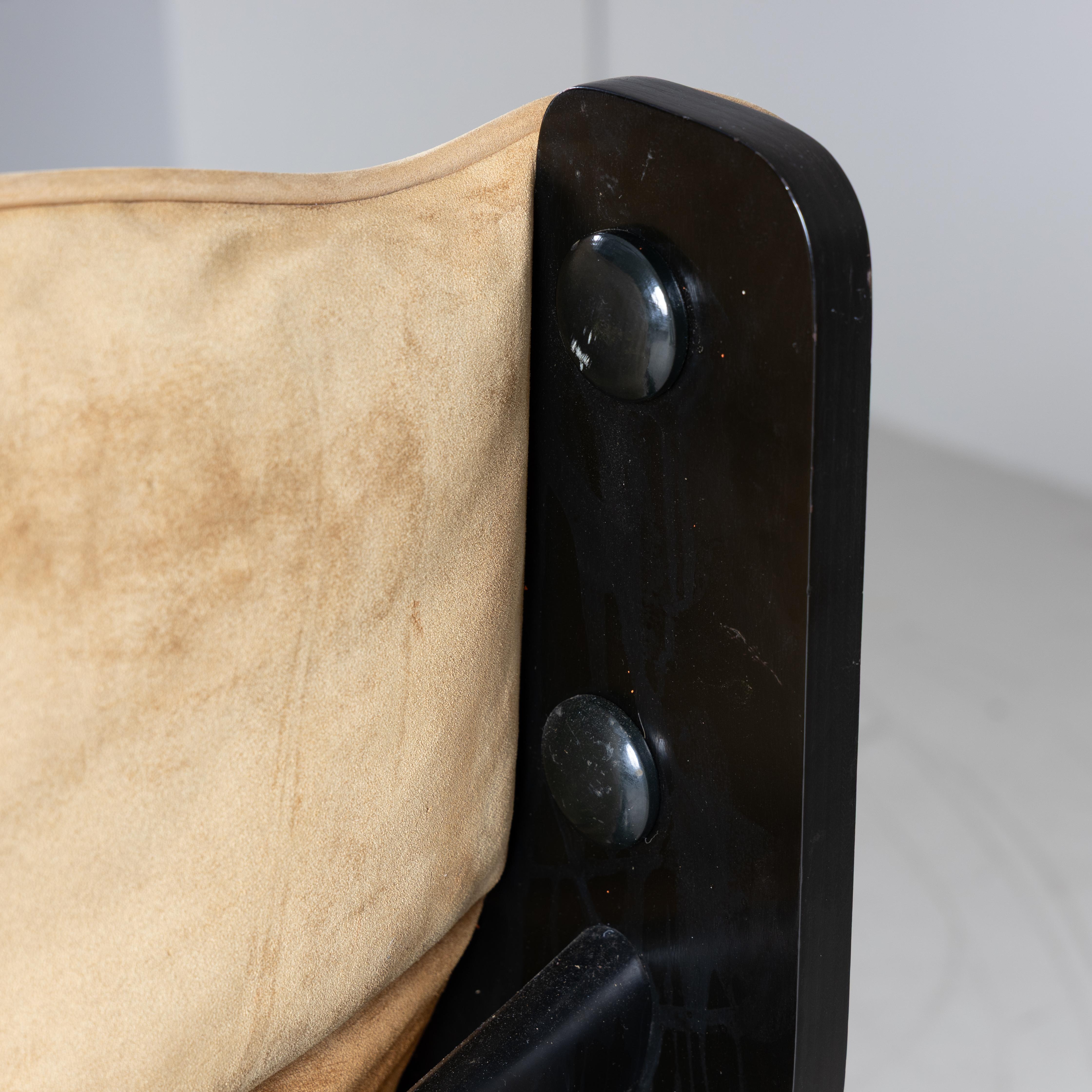 Sillón modelo P110 'Canadá' diseñado por Osvaldo Borsani en 1965. Estructura de madera lacada en negro, asiento y respaldo tapizados en piel de ante marrón claro. Estado regular: el ante es original y tiene una mancha visible. Recomendamos sustituir