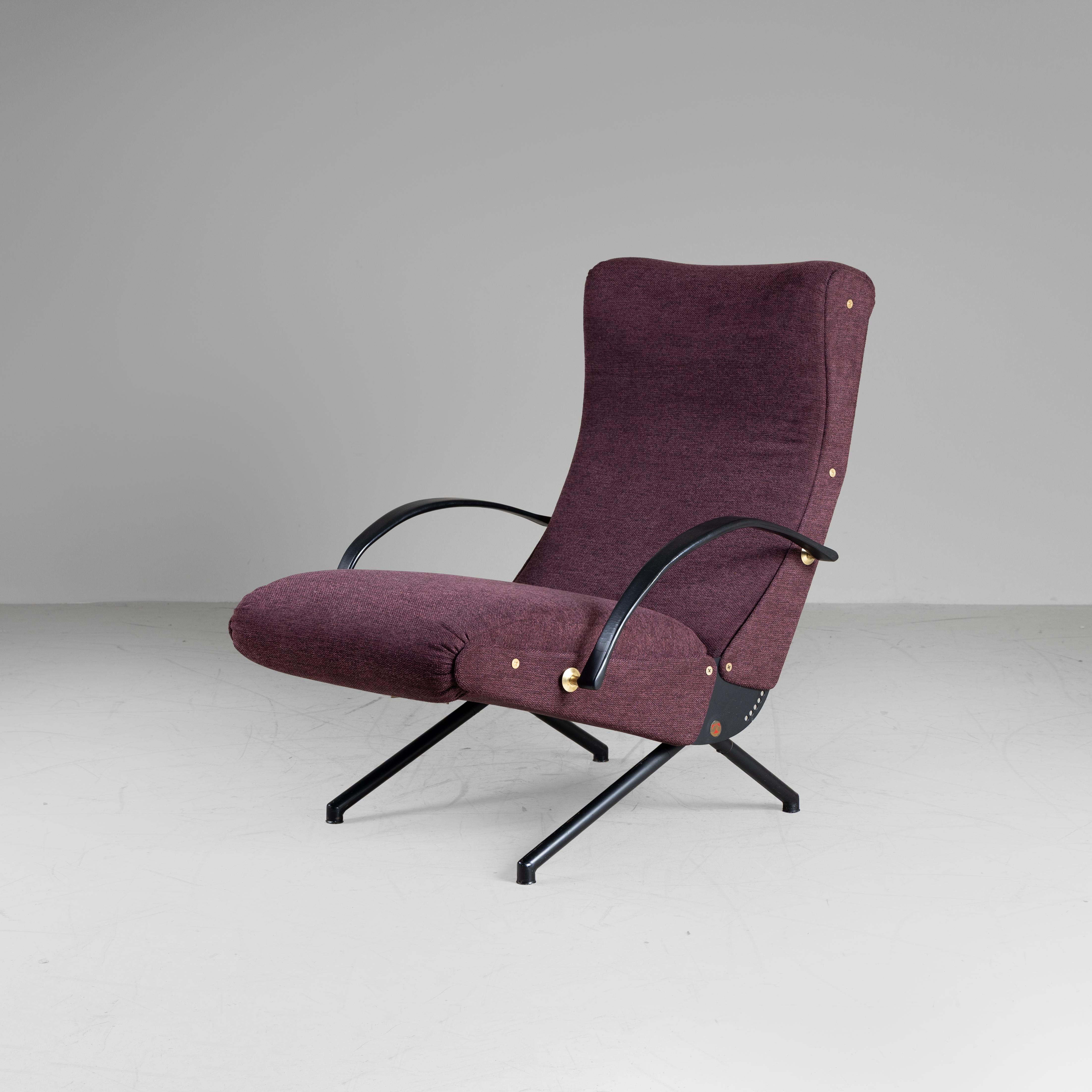 
Sessel Modell P40, entworfen von Osvaldo Borsani für Tecno im Jahr 1955, Erstausgabe. Der P40 gilt als eine der Ikonen des italienischen Designs der Nachkriegszeit und stellt eine moderne Neuinterpretation der traditionellen Chaiselongue dar.