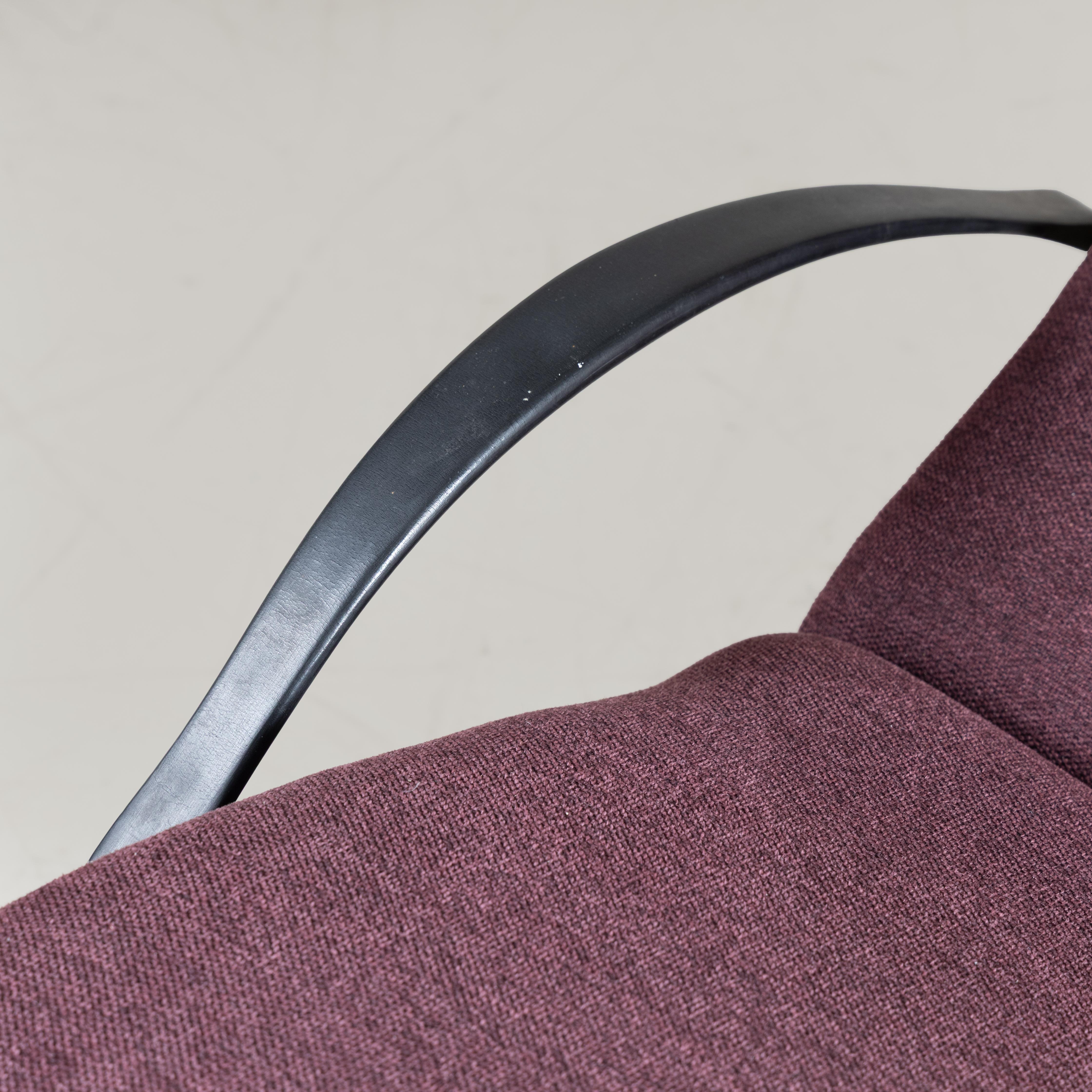 Sessel Modell P40, entworfen von Osvaldo Borsani für Tecno im Jahr 1955, zweite Auflage. Der P40 gilt als eine der Ikonen des italienischen Designs der Nachkriegszeit und stellt eine moderne Neuinterpretation der traditionellen Chaiselongue dar.