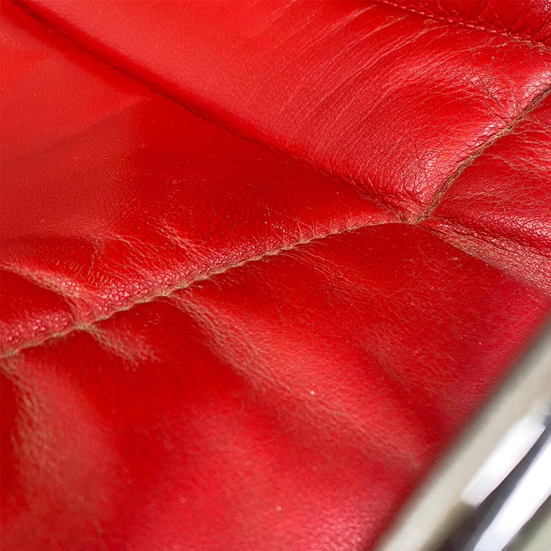 Poltrona pieghevole regolabile italiana, in acciaio cromato e pelle rossa 1970ca For Sale 2