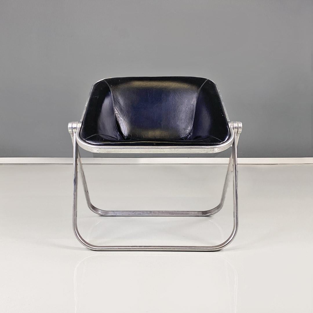 Plona model armchair, folding, with chrome-plated oval aluminum tube frame and original black leather seat.
Circa 1970 production by Anonima Castelli and 1969 design by Giancarlo Piretti, with label present.
Vintage condition, has some marks on the