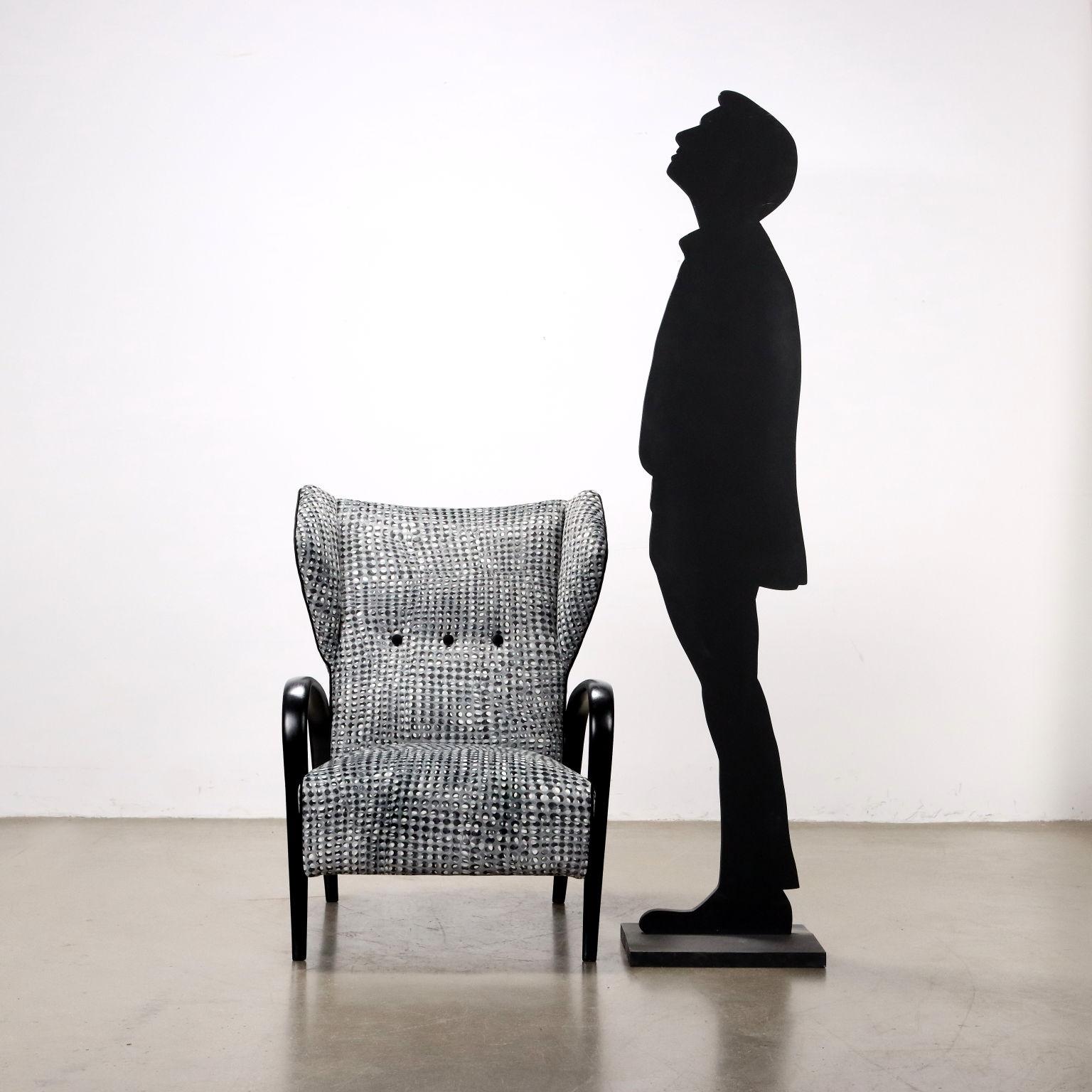 Sillón vintage de fabricación italiana, con estructura de madera ebonizada negra, relleno de espuma y tapicería de terciopelo de motivos geométricos. 
