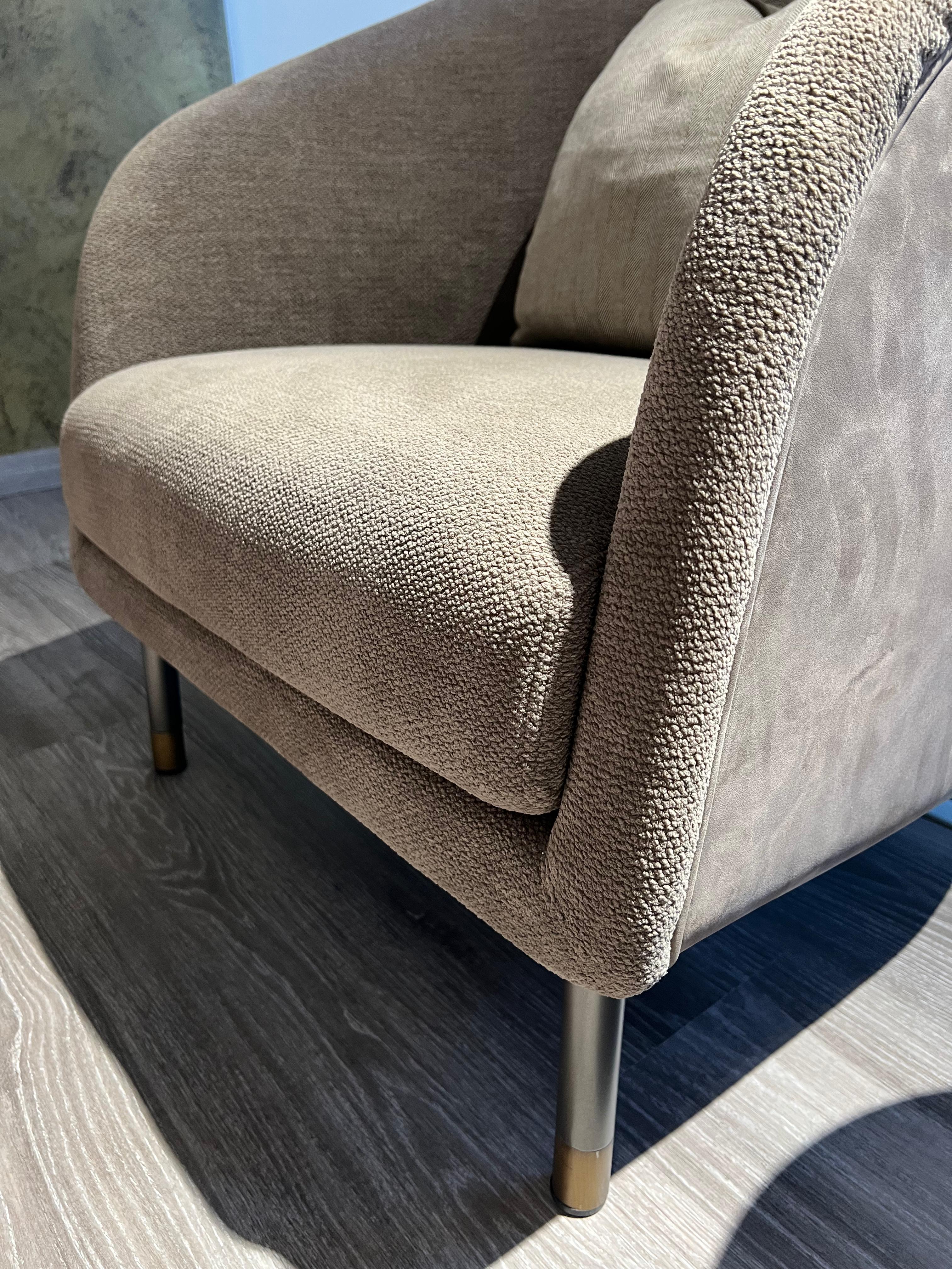 Le fauteuil Ralph, pilier de la collection Hoffman, est constitué d'une coque rigide en bois qui peut être revêtue d'une infinité de combinaisons de tissus ou de cuirs ; les coussins intérieurs peuvent être recouverts d'une infinie variété de