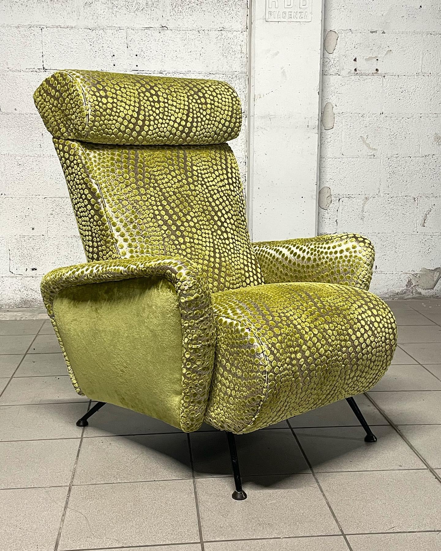 1950s recliner armchair with new velvet upholstery with a great finish.

The chair reclines to three positions with an original and comfortable headrest.

It has been entirely redone with major upholstery work.

Iron feet.