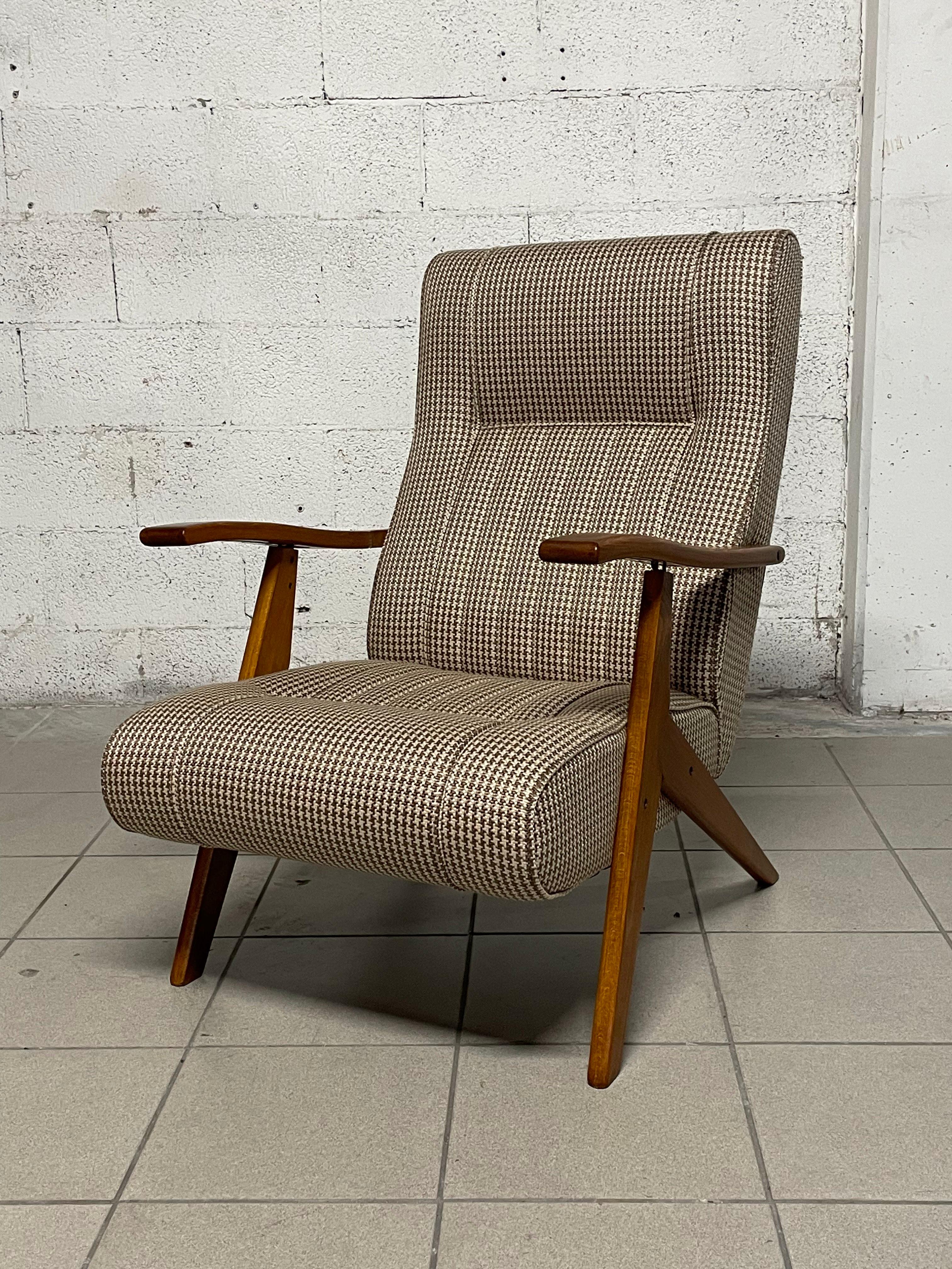 Cómodo sillón reclinable de los años 60 totalmente restaurado.

El sillón tiene una estructura de madera de haya y todos los nuevos tapizados estampados son resistentes a las manchas y lavables.

El respaldo se reclina en 3 posiciones levantando los