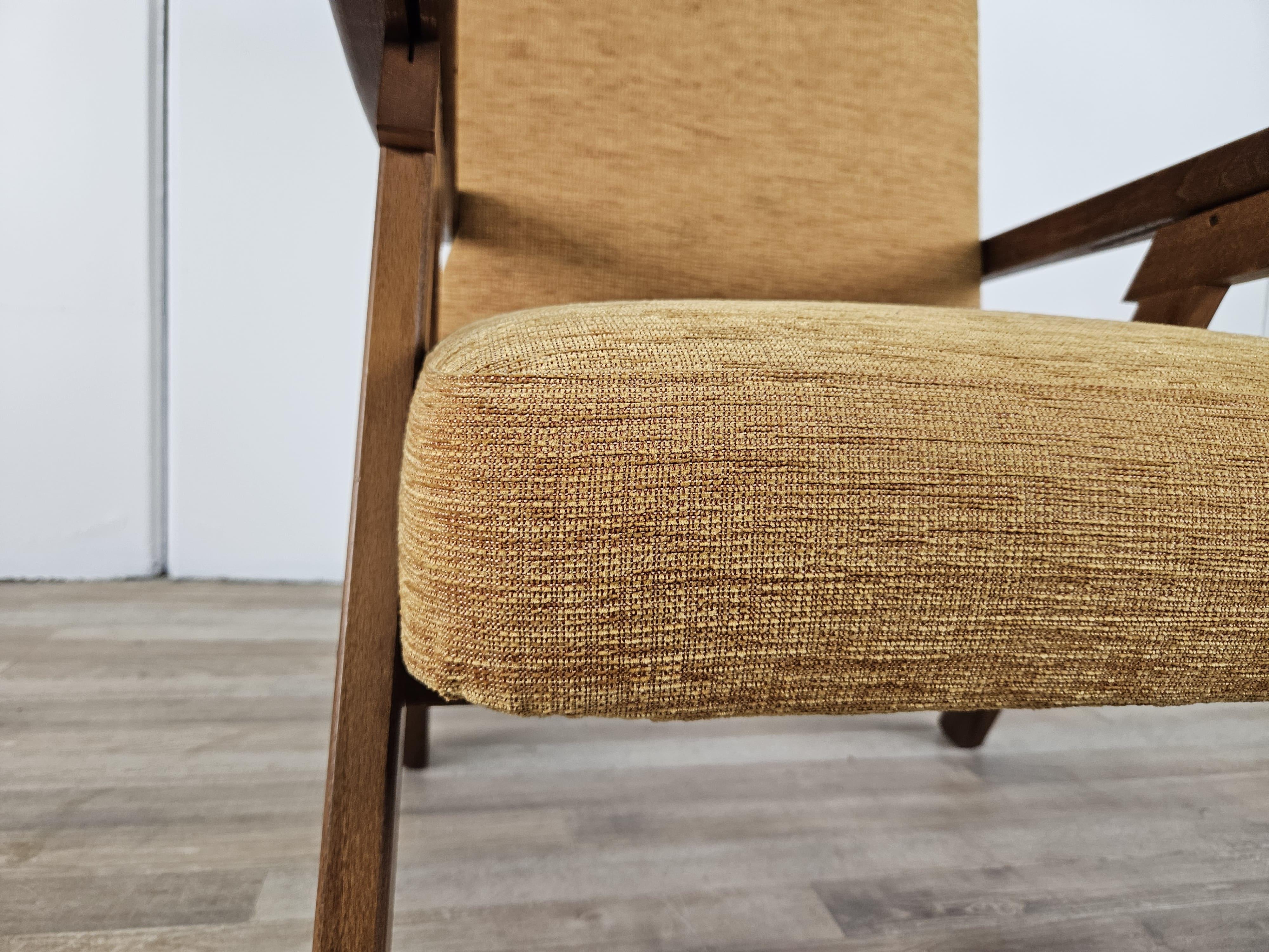 Sillón reclinable de madera y tela de los años 70 en venta 4