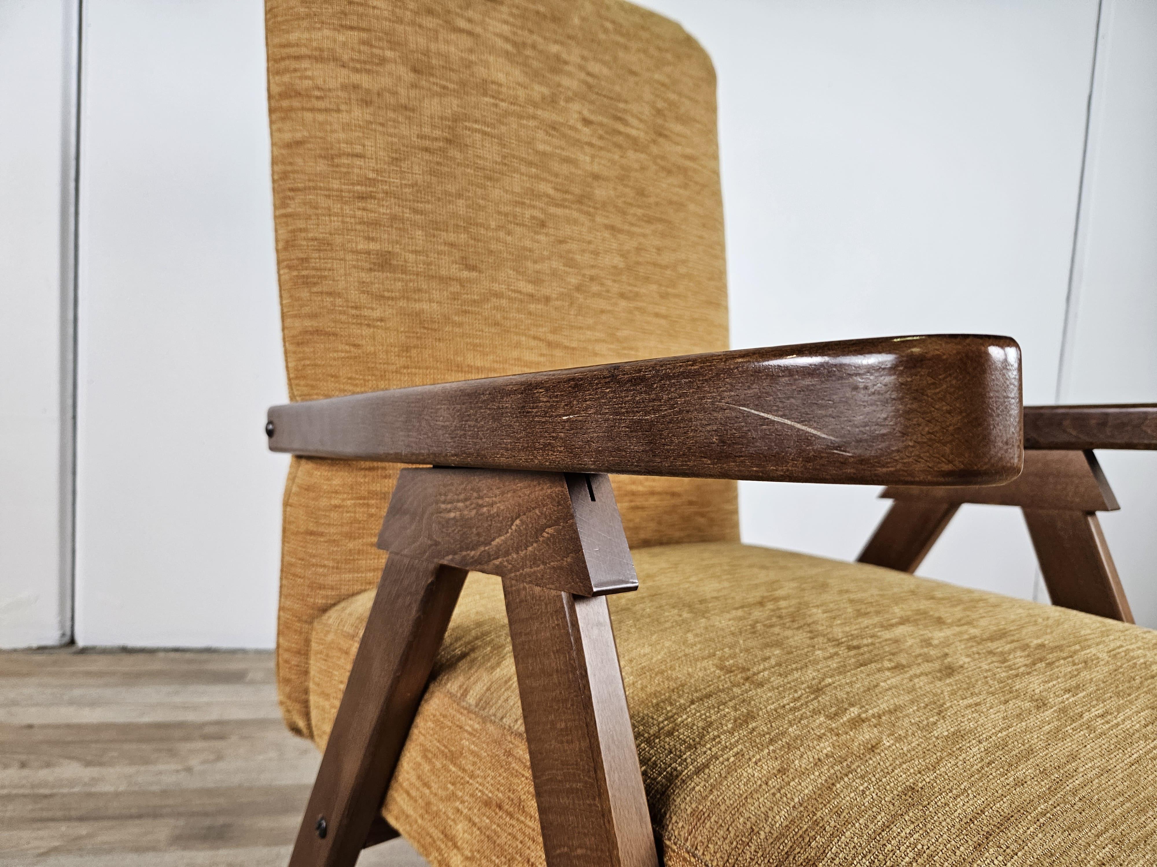 Sillón reclinable de madera y tela de los años 70 en venta 7
