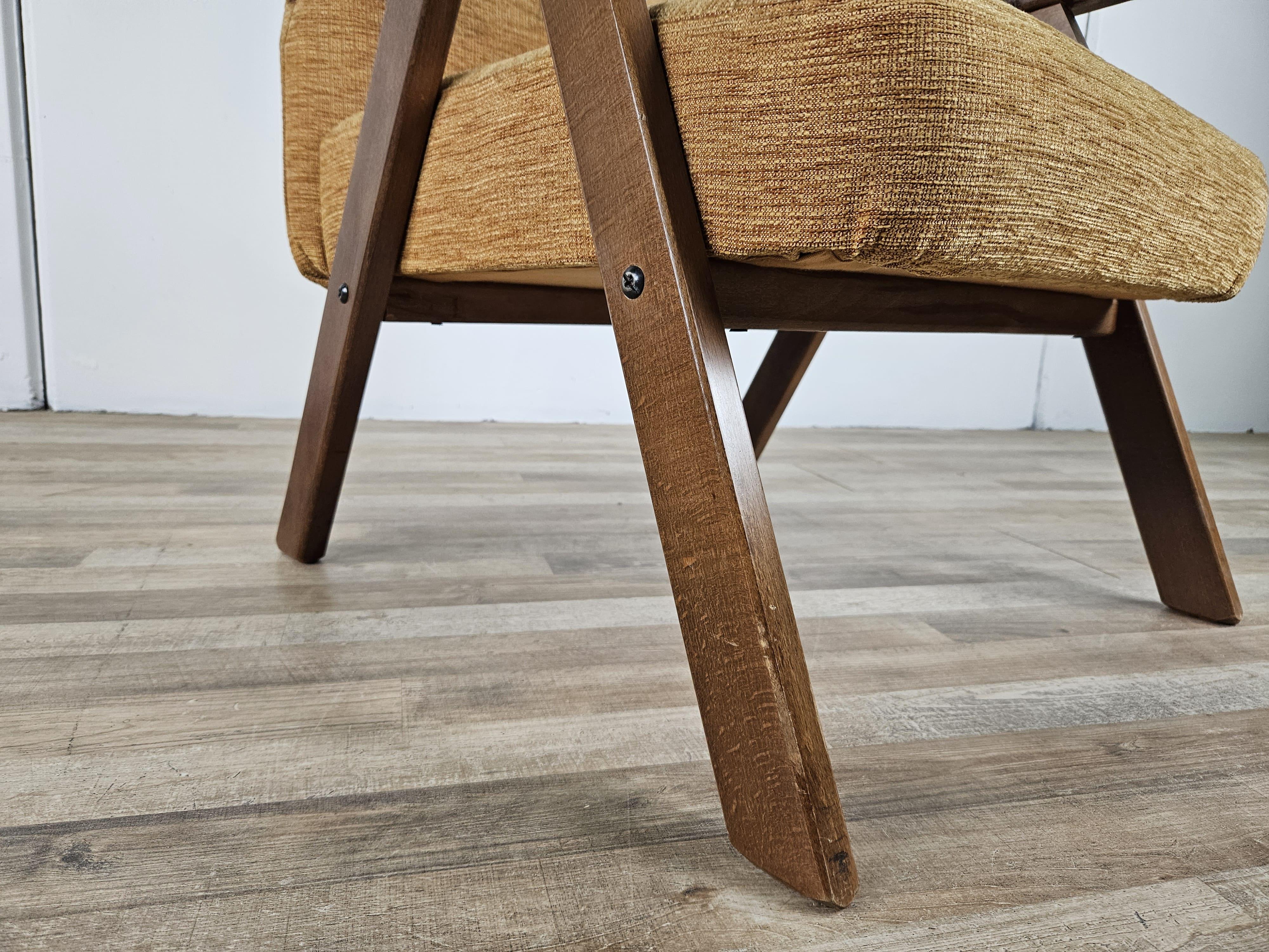 Sillón reclinable de madera y tela de los años 70 en venta 8