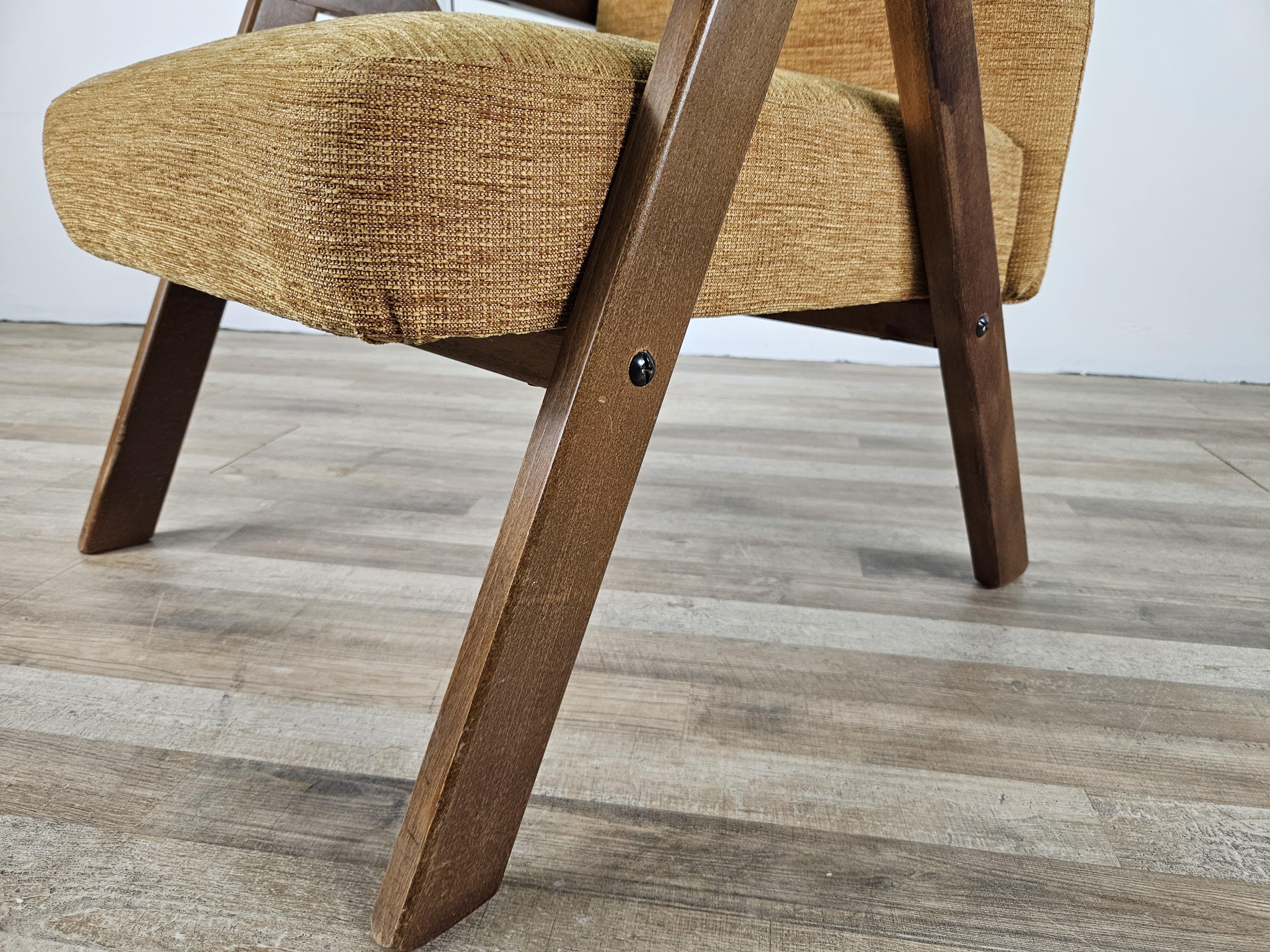 Sillón reclinable de madera y tela de los años 70 en venta 9