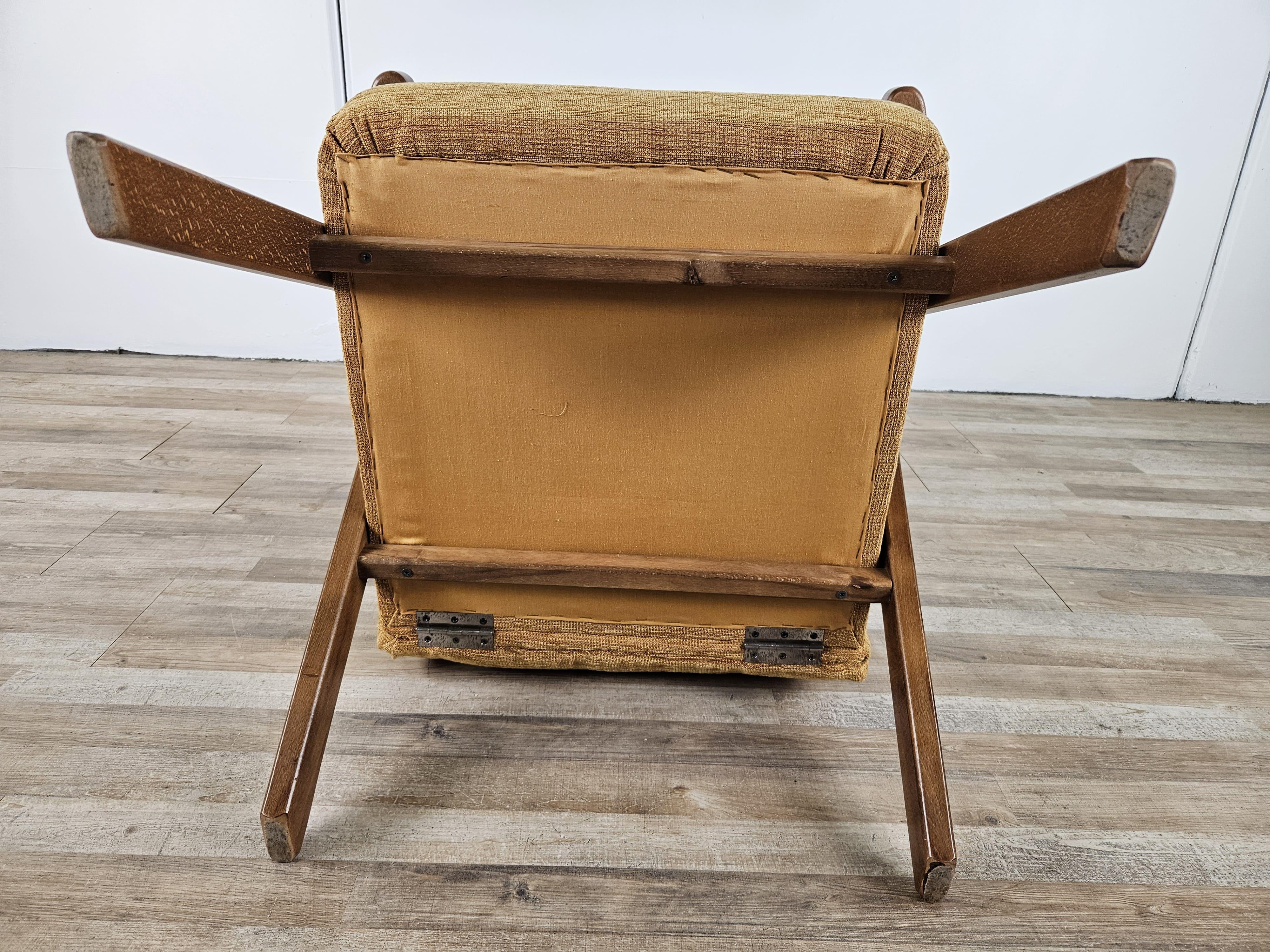 Sillón reclinable de madera y tela de los años 70 en venta 10