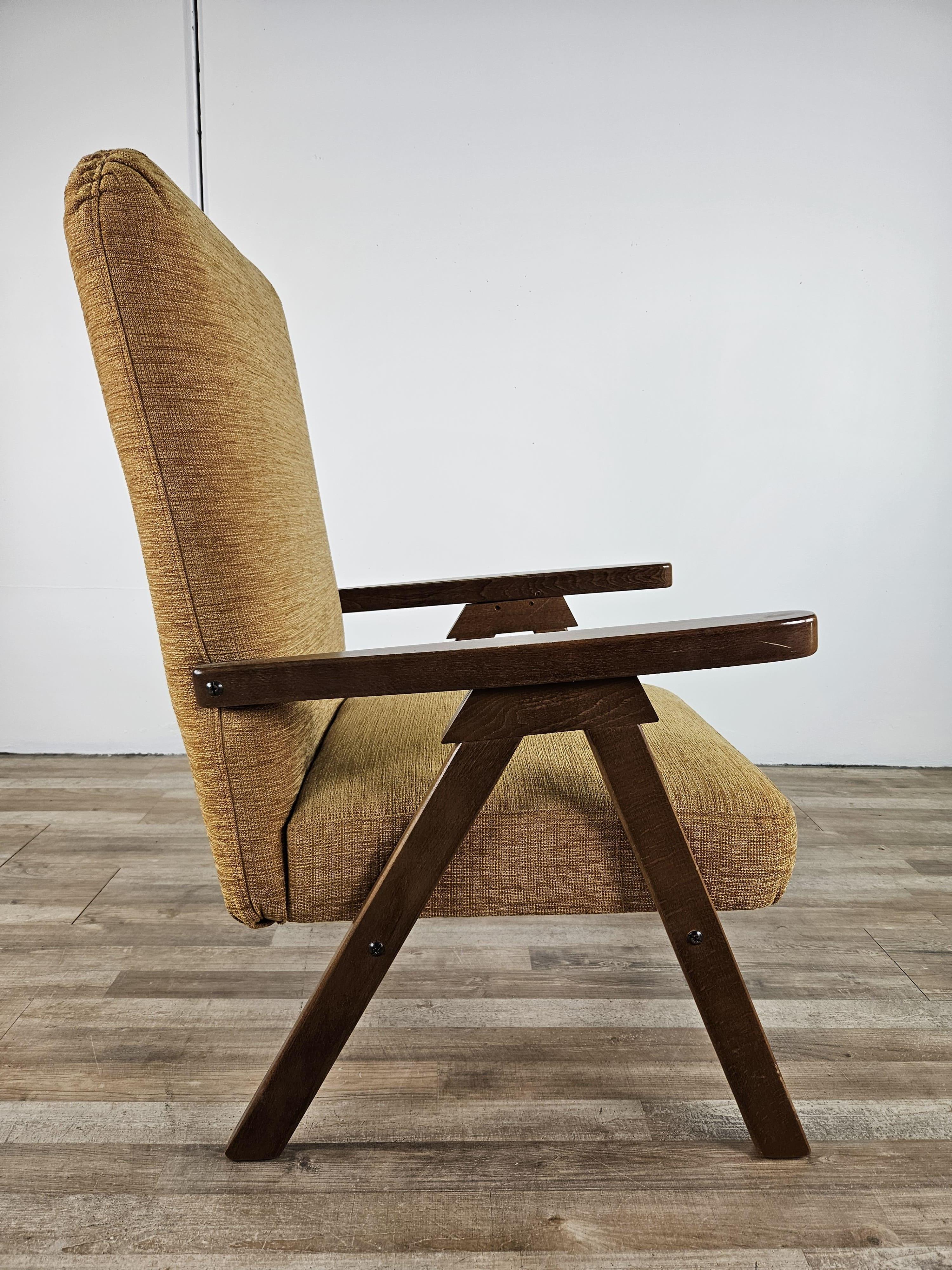 Sillón reclinable vintage de los años 70 con estructura de madera y tapicería de tela original de la época.

Se reclina hasta una profundidad máxima de 92 cm.