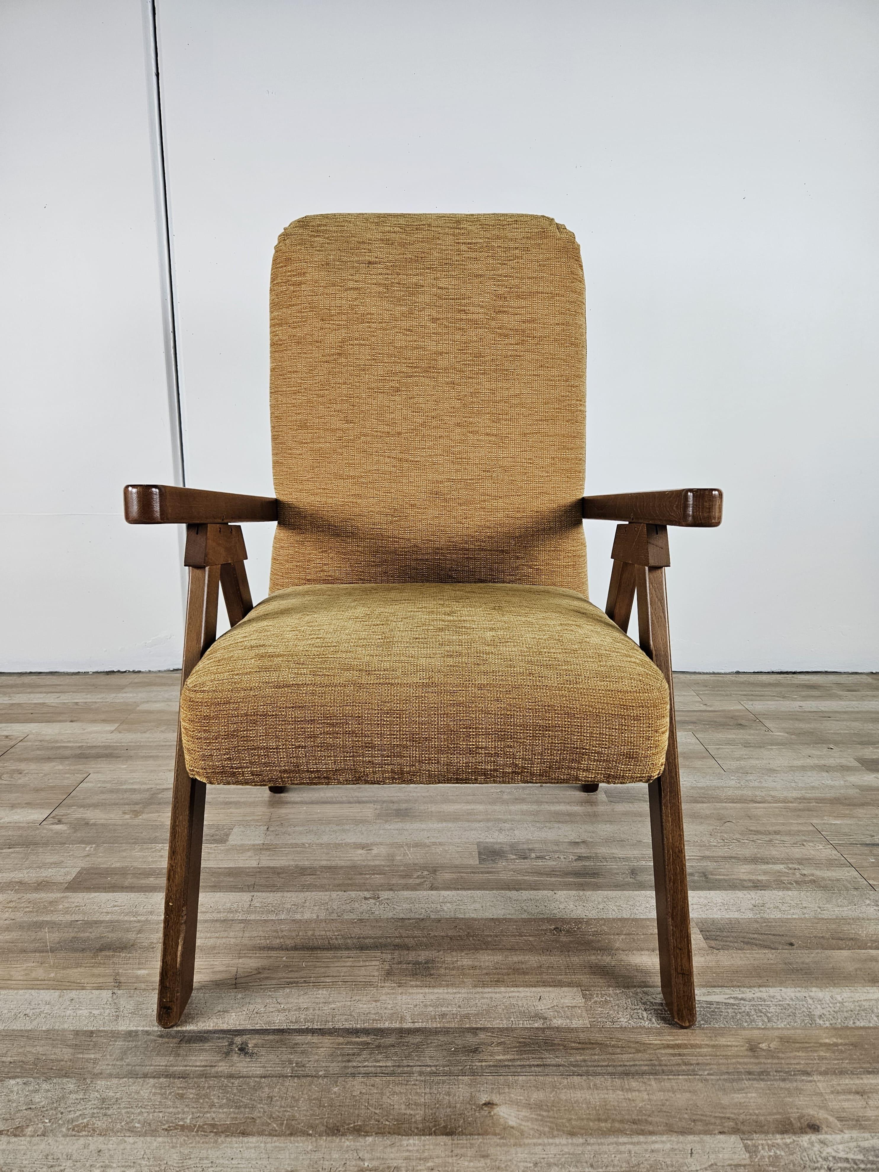 Sillón reclinable de madera y tela de los años 70 en Bueno estado para la venta en Premariacco, IT