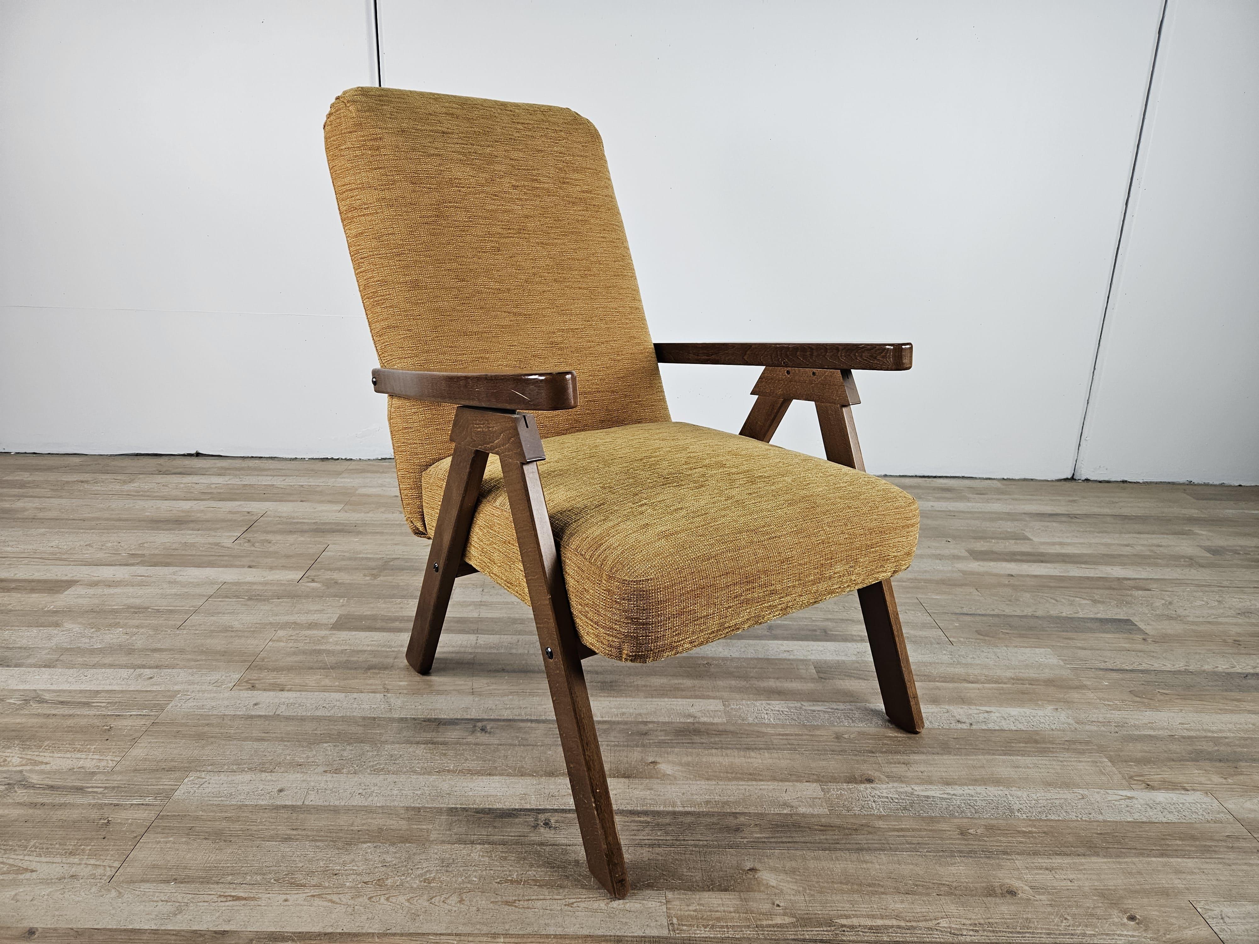 Sillón reclinable de madera y tela de los años 70 Late 20th Century en venta
