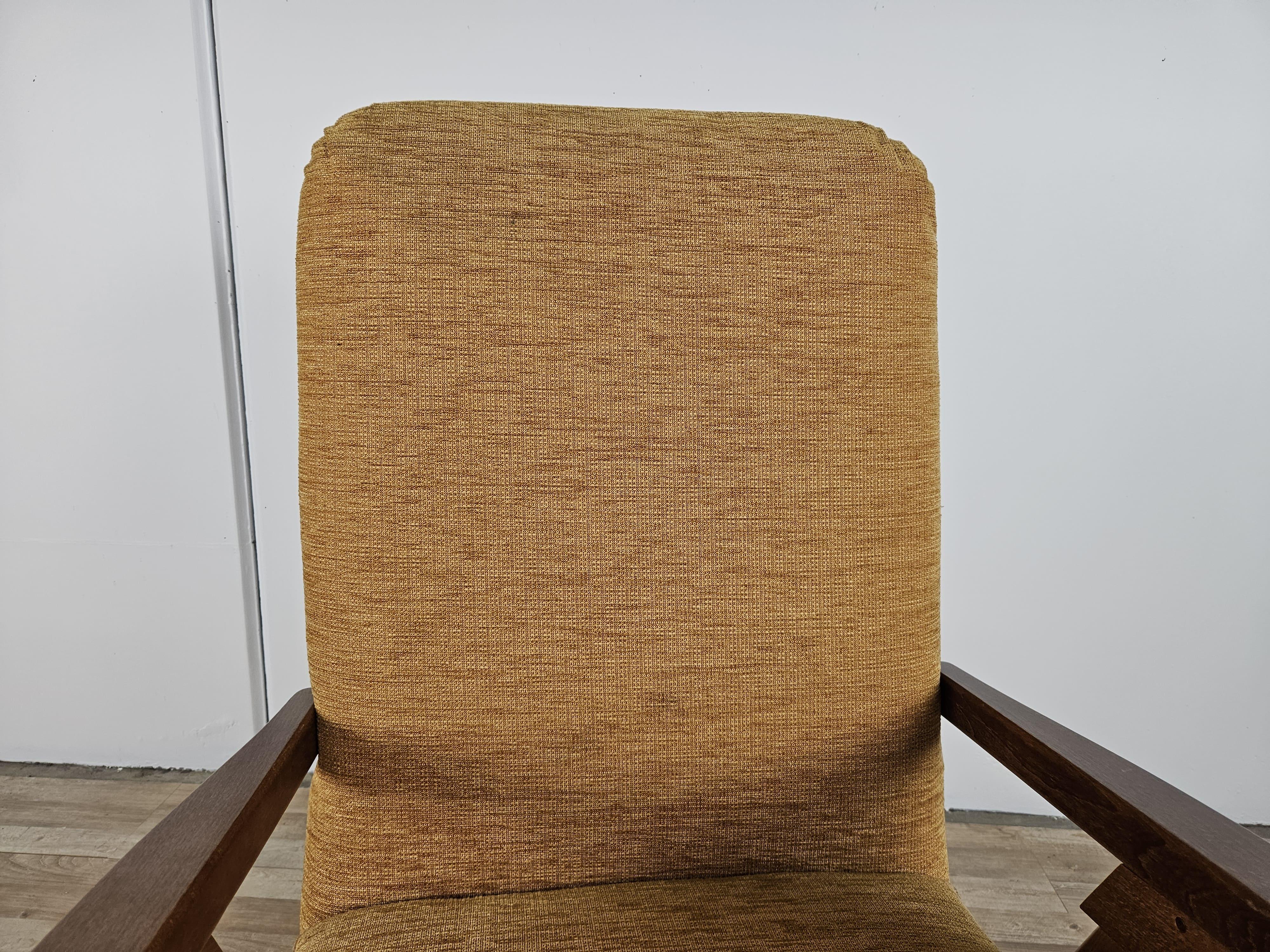 Sillón reclinable de madera y tela de los años 70 en venta 1
