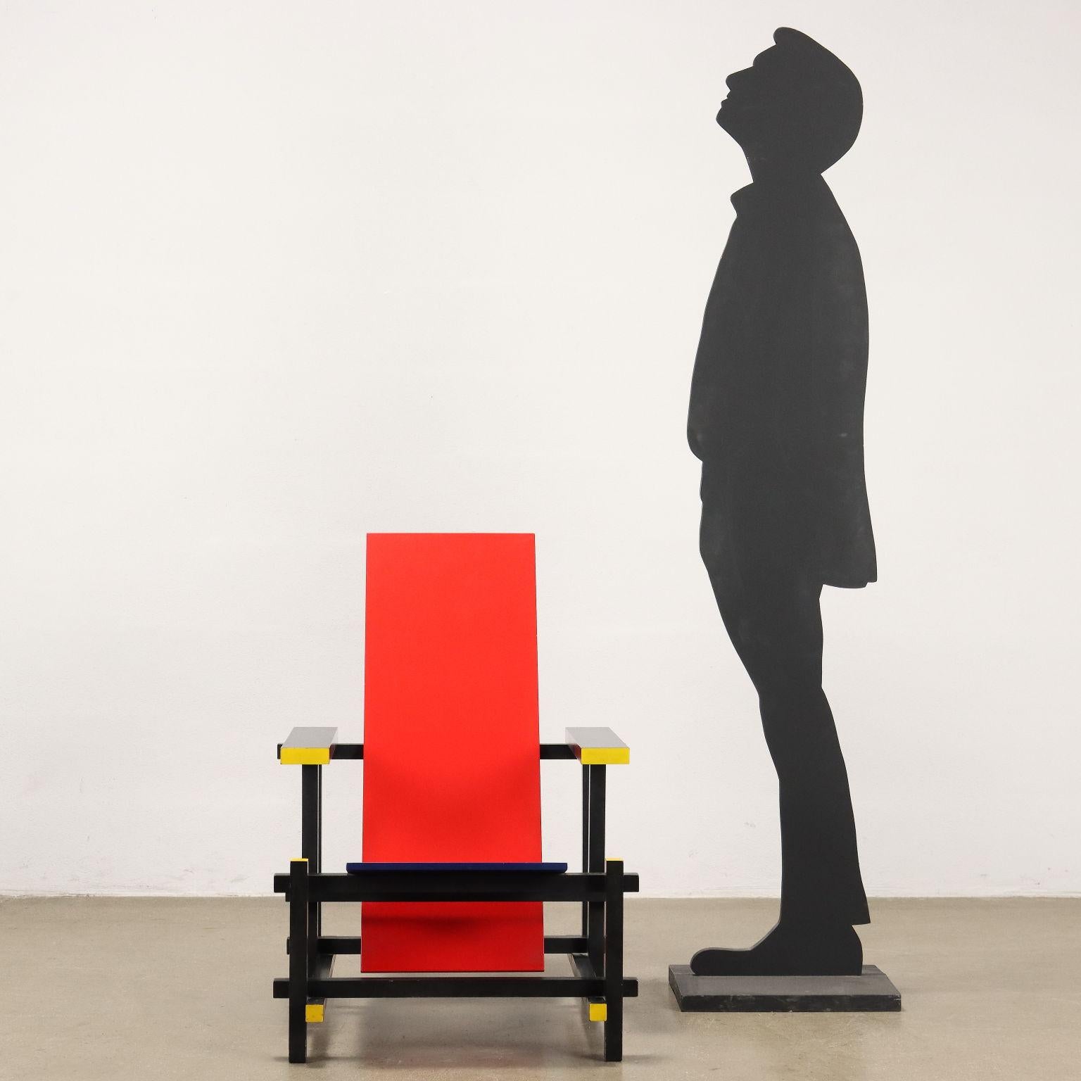 Iconica poltrona modello 'Red & Blue' progettata da Gerrit Thomas Rietveld nel 1918. Realisiert mit einem Gestell aus schwarzem Bein, blauen Sesseln und rotem Schienbein, gilt es als dreidimensionale Umsetzung der figurativen Prinzipien der Kunst