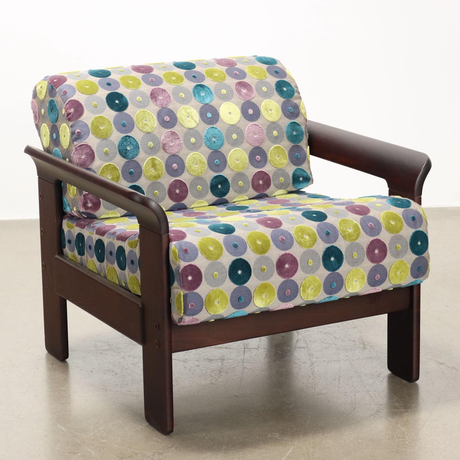 Fauteuil, structure en hêtre teinté, rembourrage en mousse, revêtement (non original de l'époque) avec un élégant tissu à motifs.  Très bon état, entièrement restauré.