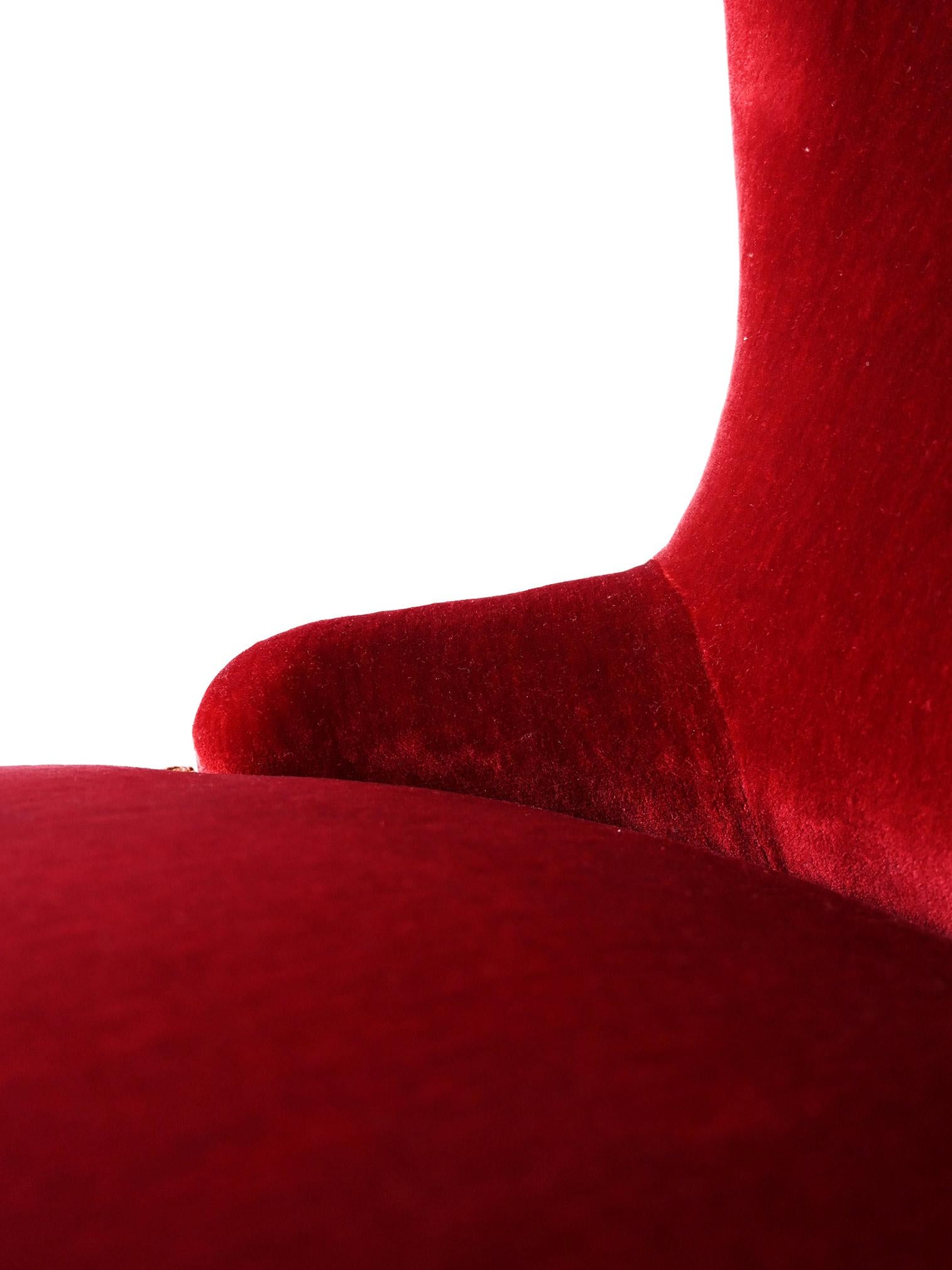 Red velvet armchair In Good Condition For Sale In Brescia, IT