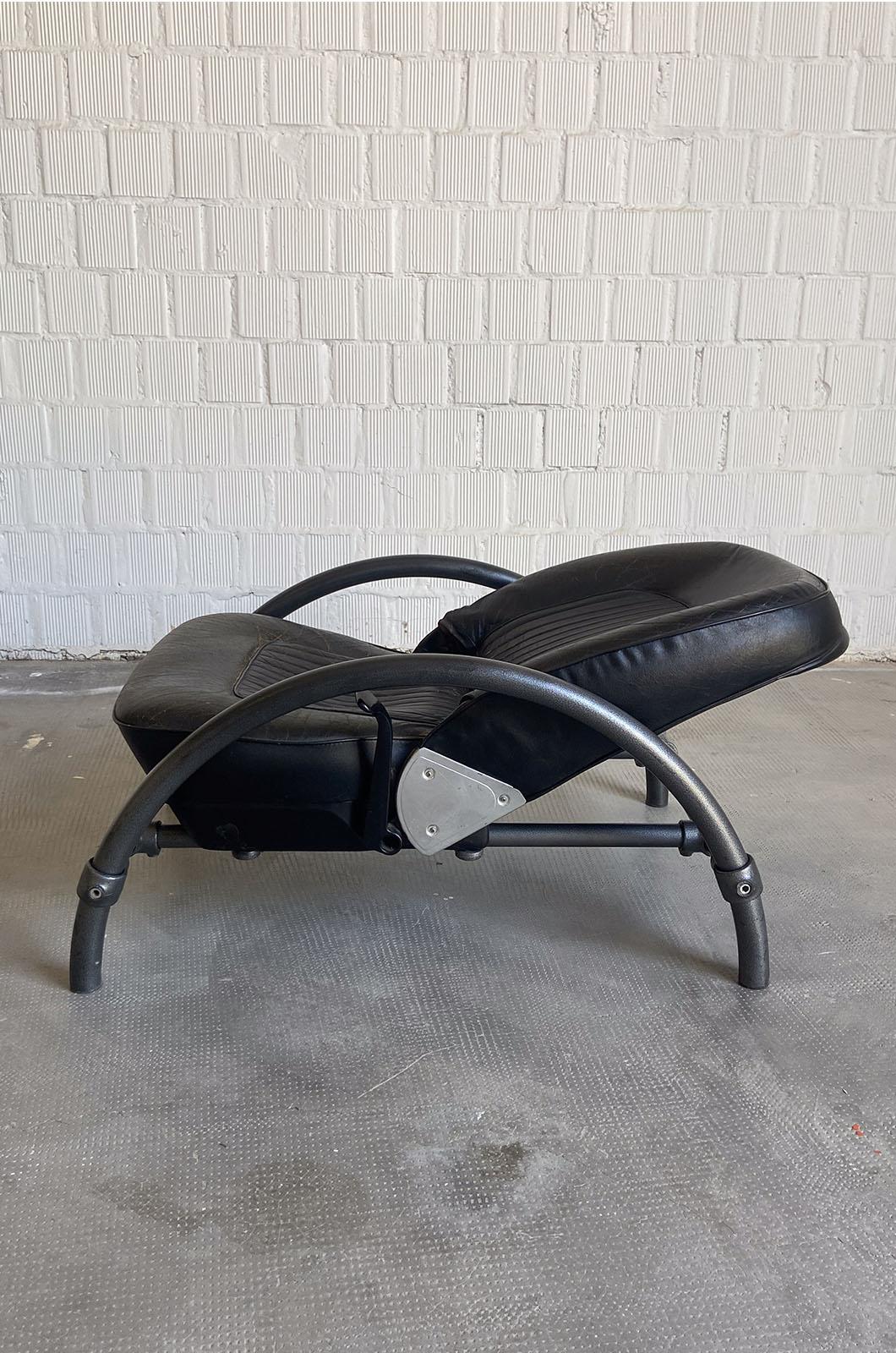 Armchair designed by Ron Arad, One-Off Ltd. production. United Kingdom, circa 1981. The frame is made of enameled tubular steel, on which a leather-covered seat is attached, equipped with a side lever for tilting.