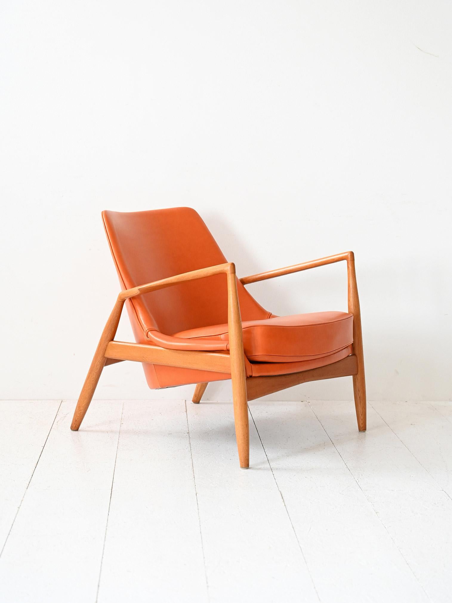 Modello Salen n. 799 di Ib Kofod-Larsen per OPE, rivestita in pelle arancione.

Modello “Salen” n. 799 disegnato da Ib Kofod-Larsen per il produttore svedese OPE negli anni ’60. La struttura in rovere massello presenta linee organiche e braccioli