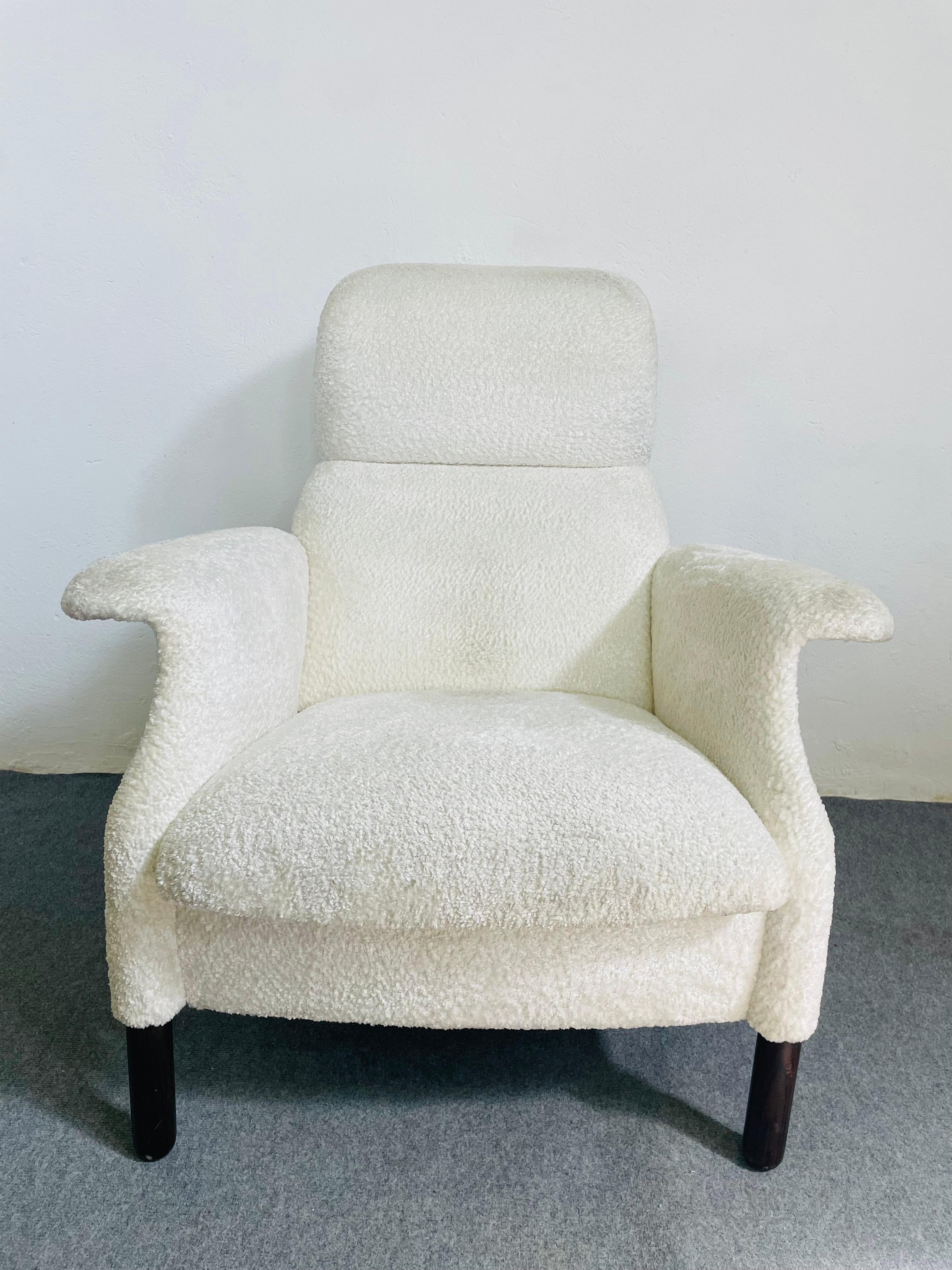 Poltrona italiana di metà secolo mod. Sanluca di Pier Giacomo e Achille Castiglioni per Gavina, 1960 Elegante poltrona mod. Sanluca in tessuto orsetto bianco. Seduta squadrata e imbottita. L'iconico schienale è composto da due archi. Braccioli