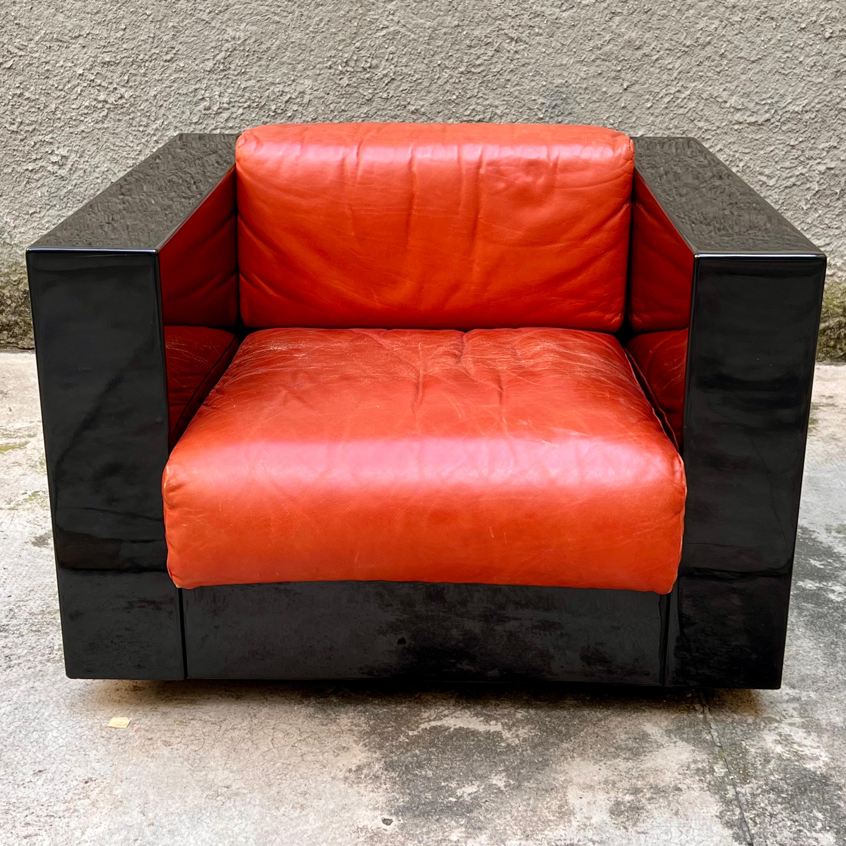 La poltrona proposta è un esemplare del celebre modello “Saratoga” progettato da Massimo e Lella Vignelli nel 1964. Questo pezzo iconico di design italiano si distingue per le sue linee pulite e moderne, rappresentando un perfetto connubio tra