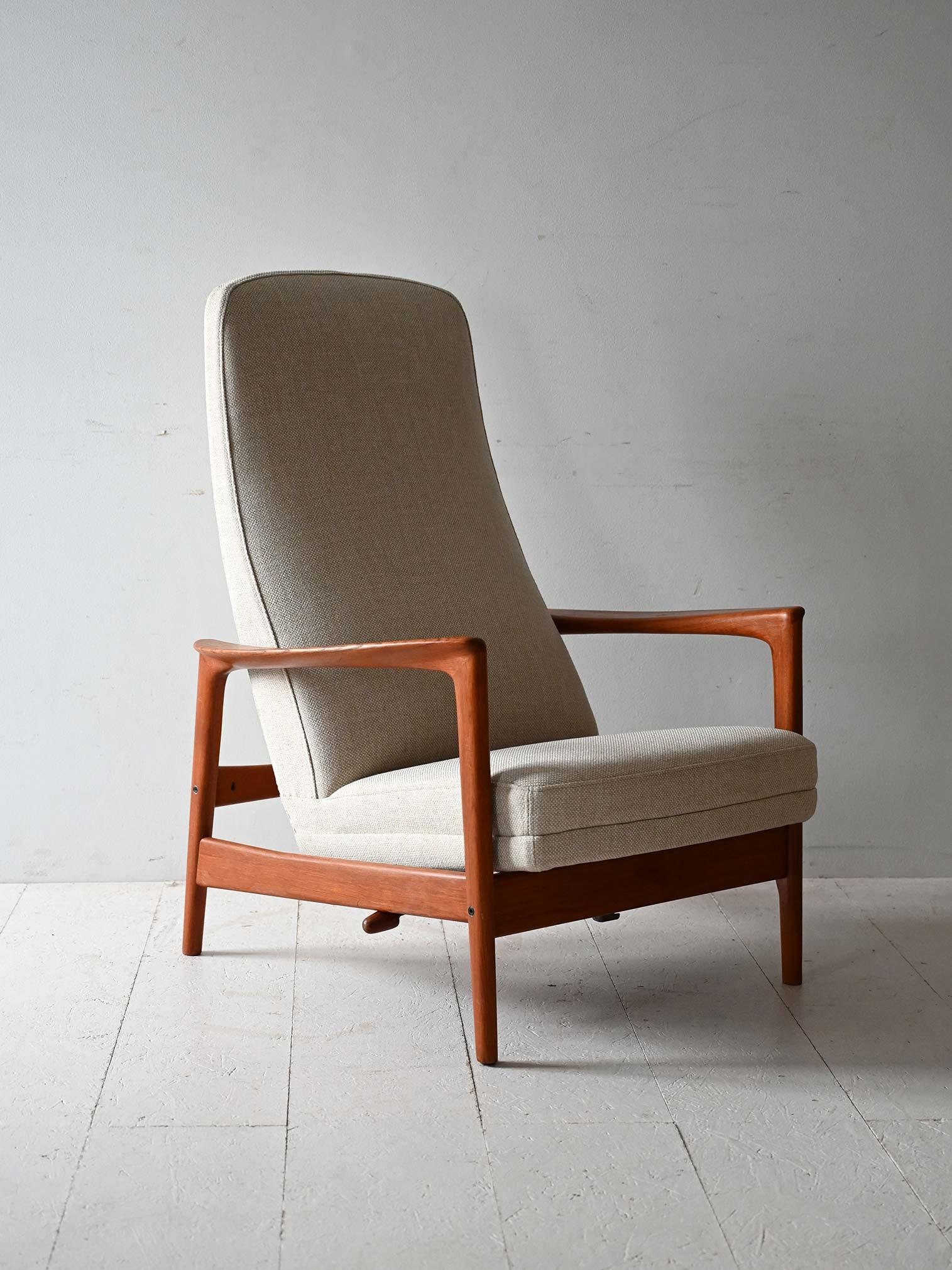 Poltrona vintage in teak disegnata da Alf Svensson per DUX, con cuscini rifatti e fodere nuove in tessuto chiaro.

Disegnata da Alf Svensson per DUX, questa poltrona scandinava combina una struttura in teak dai profili morbidi con una seduta