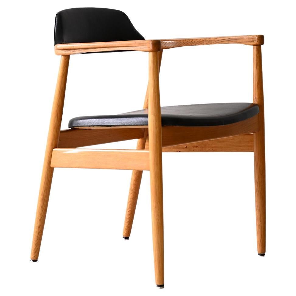 Poltrona scandinave rivestita en similpelle en vente