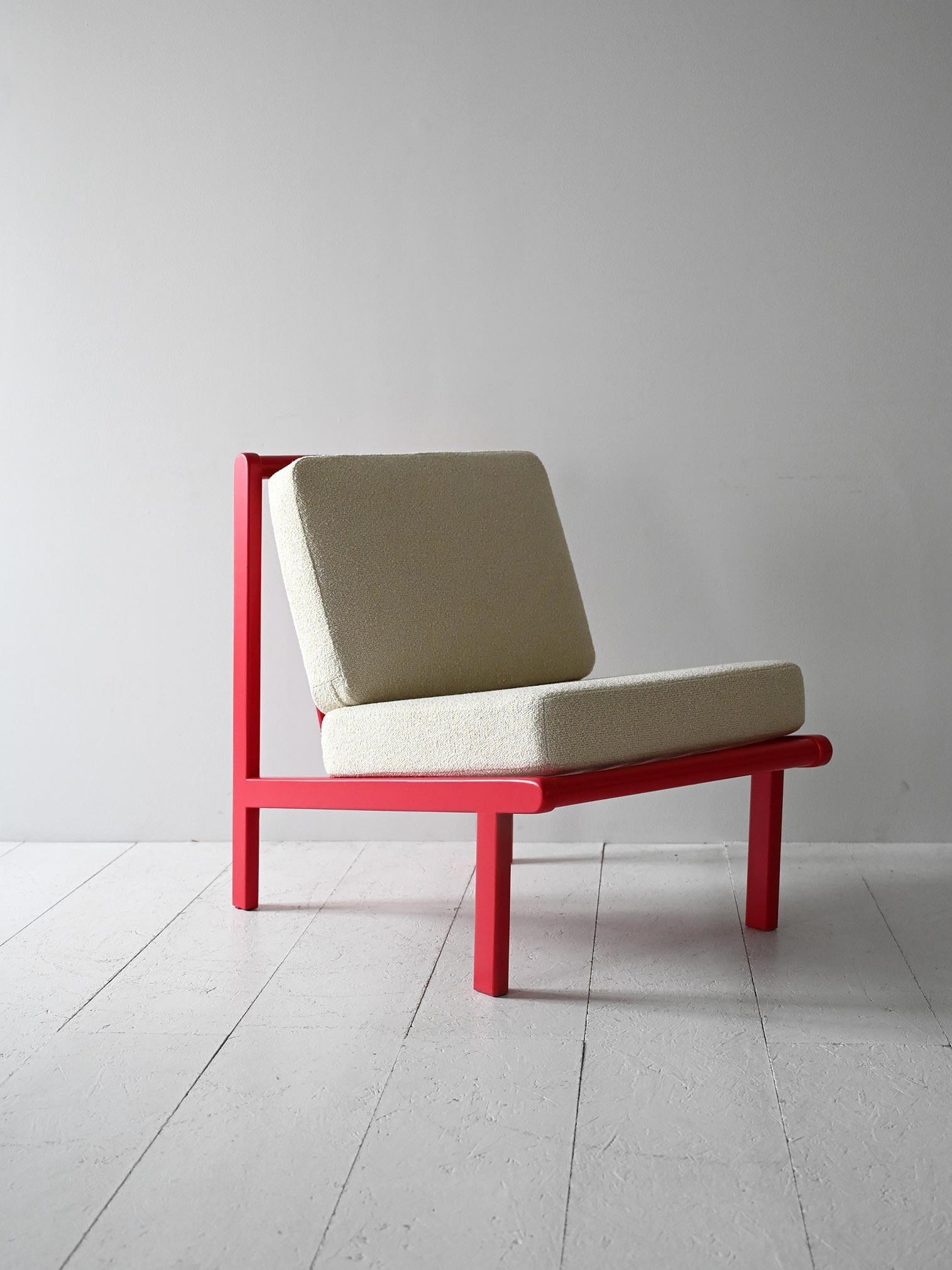 Poltrona vintage con struttura rosso ciliegia e cuscini nuovi rifoderati in tessuto chiaro. Linee essenziali e decise.

Struttura geometrica in legno verniciato rosso ciliegia che contrasta con la morbidezza dei nuovi cuscini rifatti e rifoderati in
