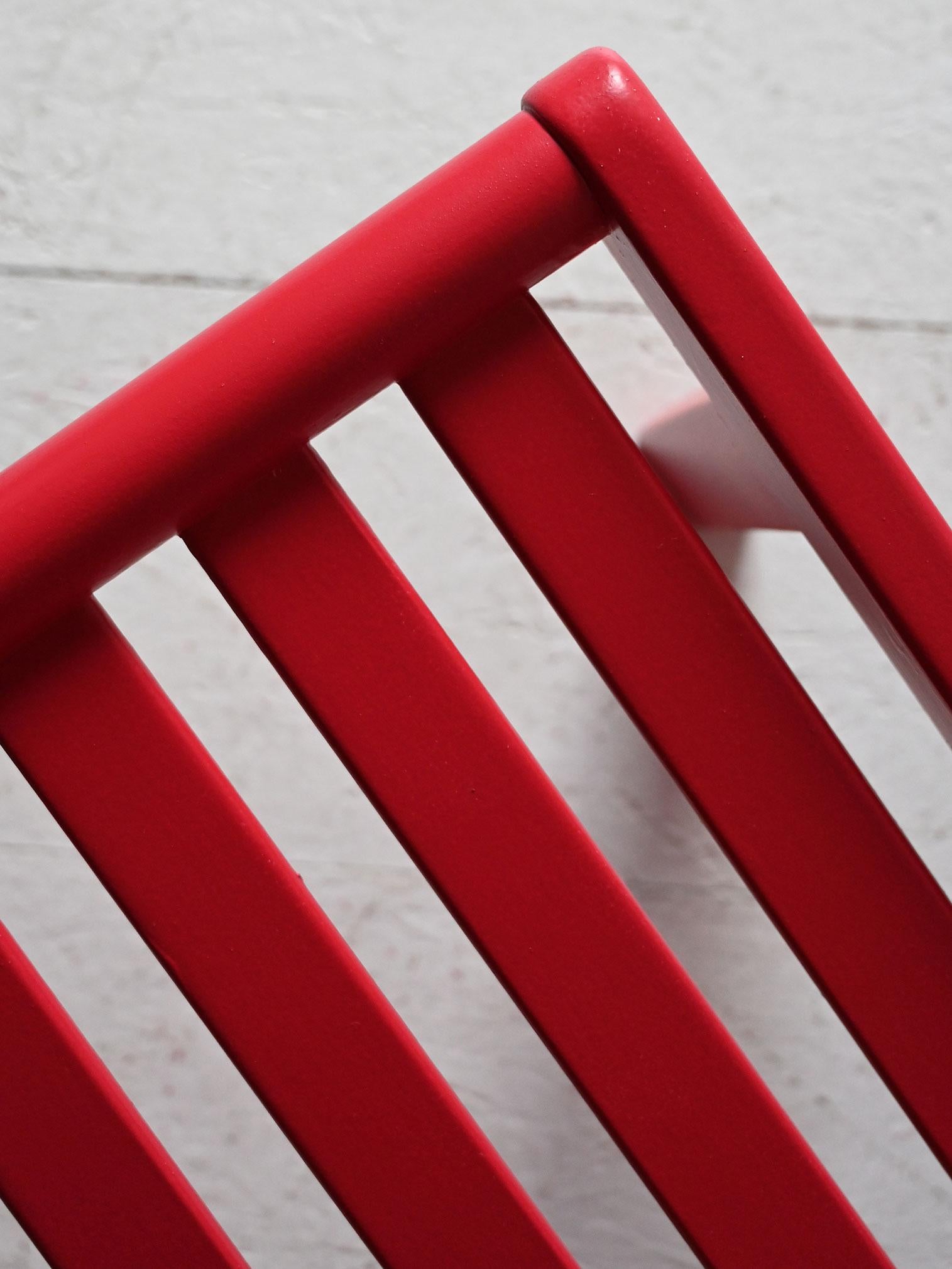 Poltrona scandinava rosso ciliegia vintage In condizioni buone in vendita a Brescia, IT