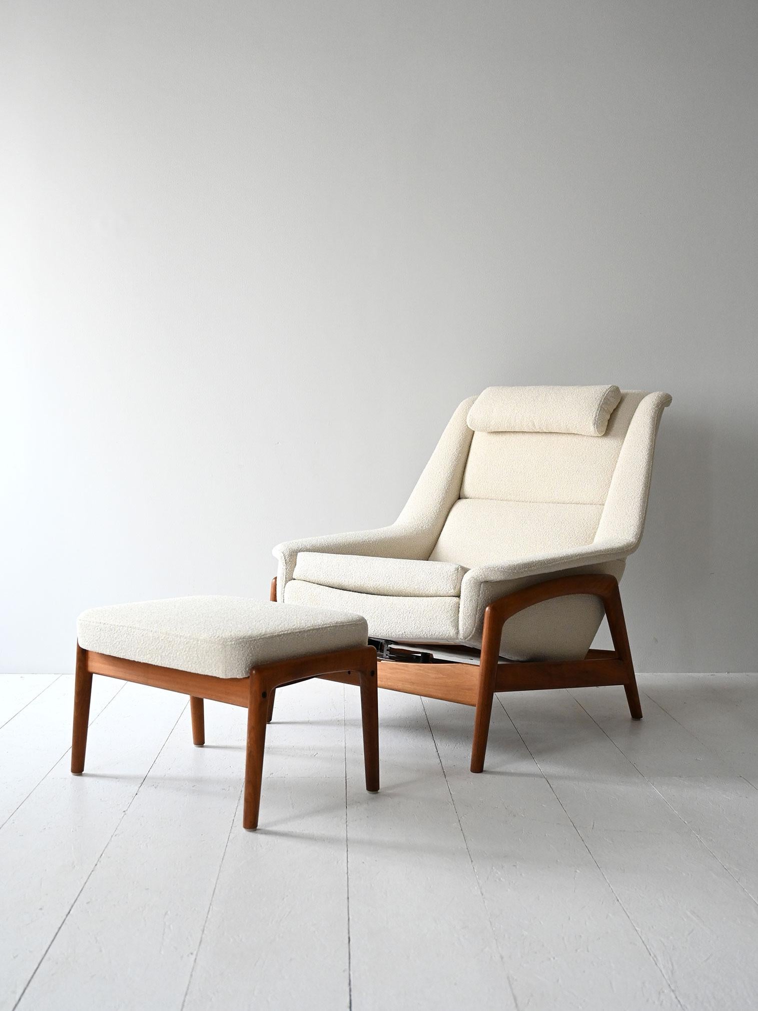 Poltrona anni ’50/60 con pouf coordinato, struttura in teak e rivestimento in bouclé panna rifatto.

Poltrona scandinava vintage con pouf abbinato, realizzata tra gli anni ’50 e ’60. La struttura in teak massello è caratterizzata da una linea