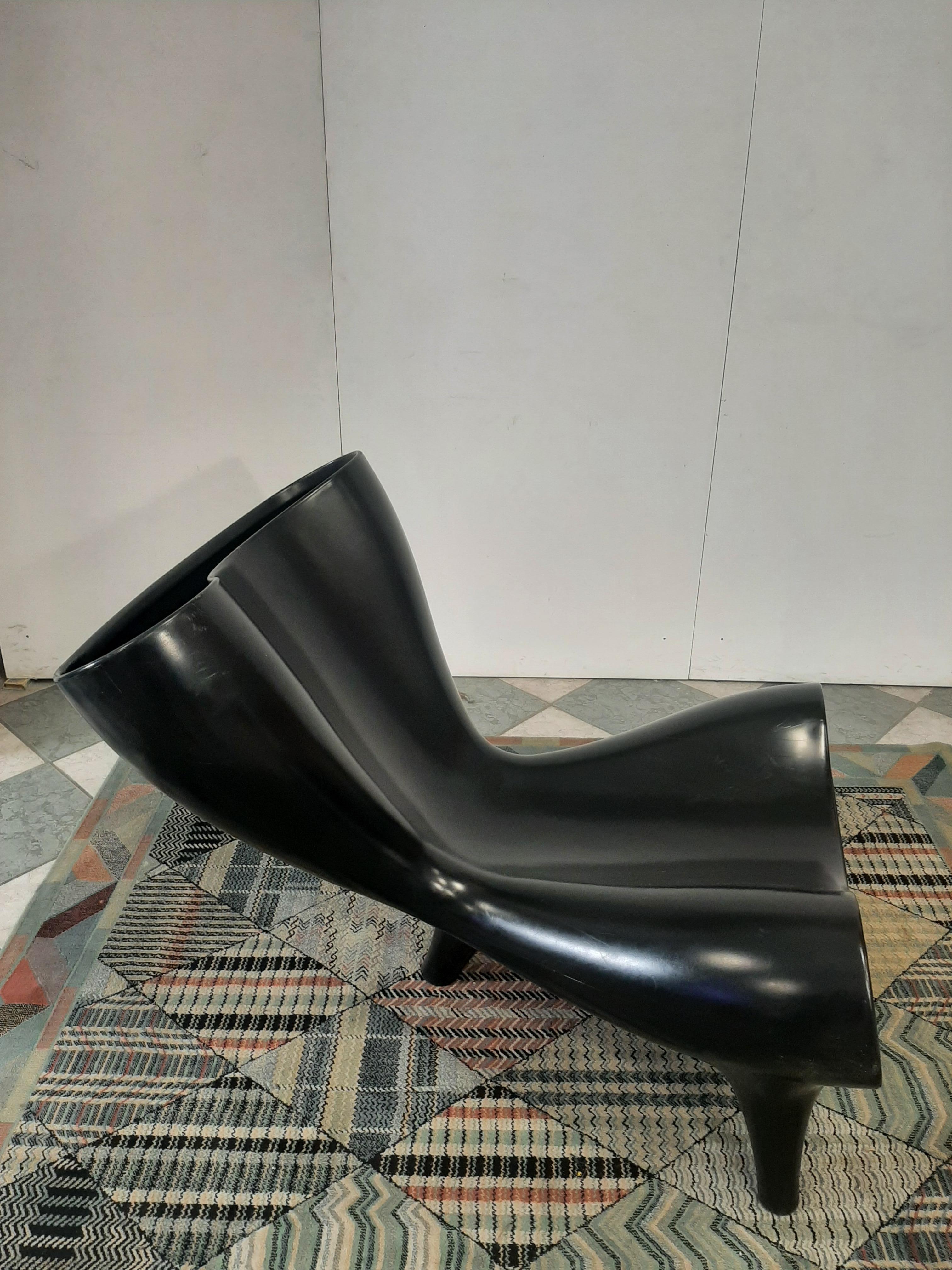Sessel Modell Orgone entworfen von Marc Newson und hergestellt von Cappellini Italia.
Skulptur Sessel aus Polypropylen/Kunststoff für den Innen- und Außenbereich. Marc Newson hat einen eleganten Stuhl mit einer organischen, umhüllenden Form