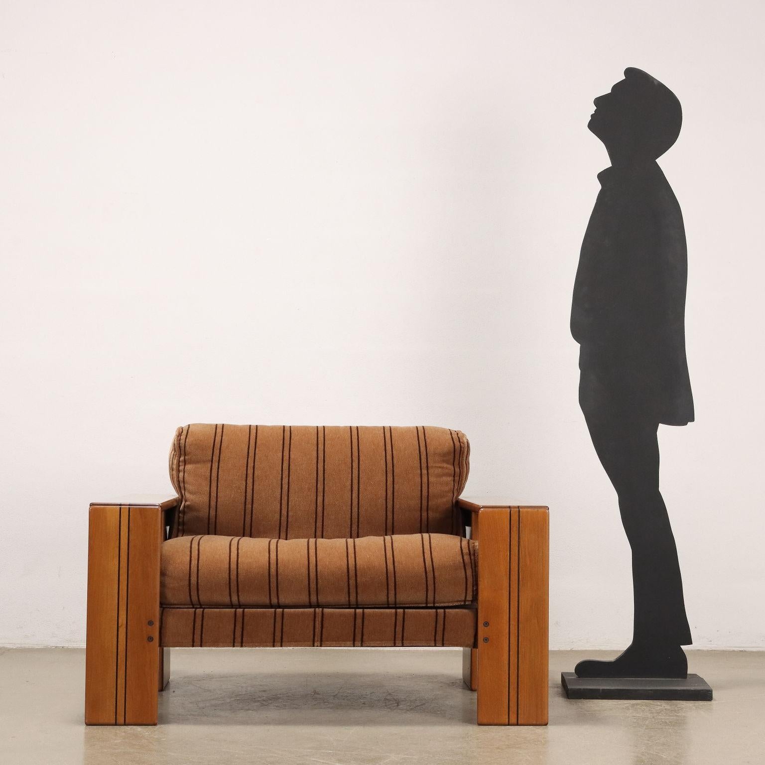 Poltrona serie 'Artona' disegnata da Afra e Tobia Scarpa per una produzione Maxalto anni '70. Seduta che si presenta in ottime condizioni originali, con struttura in legno e stratificazioni in diverse essenze, seduta e schienale con imbottitura in