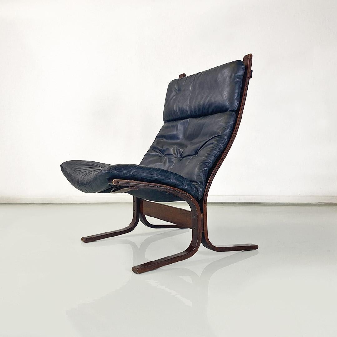 Fauteuil modèle Siesta avec structure en bois courbée sans accoudoirs avec assise tapissée recouverte de cuir noir.
Dessin d'Ingmar Relling pour Westnofa Vestlandske vers 1970.
Bon état, cuir patiné.
Dimensions en cm 64x75x80h 45h
Très bon fauteuil