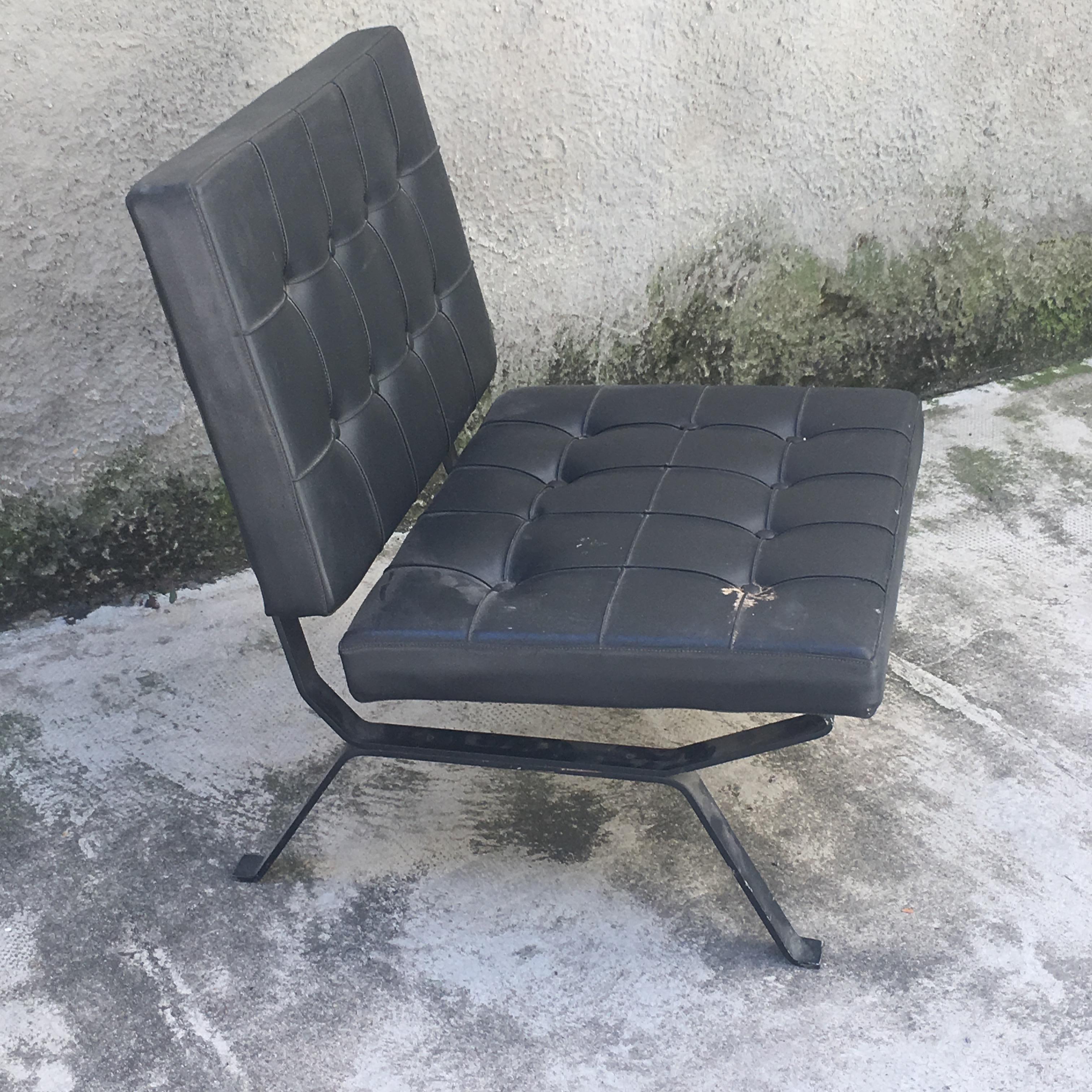 Sillón italiano con estructura de acero y asiento de vinilo negro.
Diseñado por Gastone Rinaldi para Rima en los años setenta.  
Estado original, tal y como salió de fábrica, por lo que debe considerarse la posibilidad de cambiar la tapicería y la