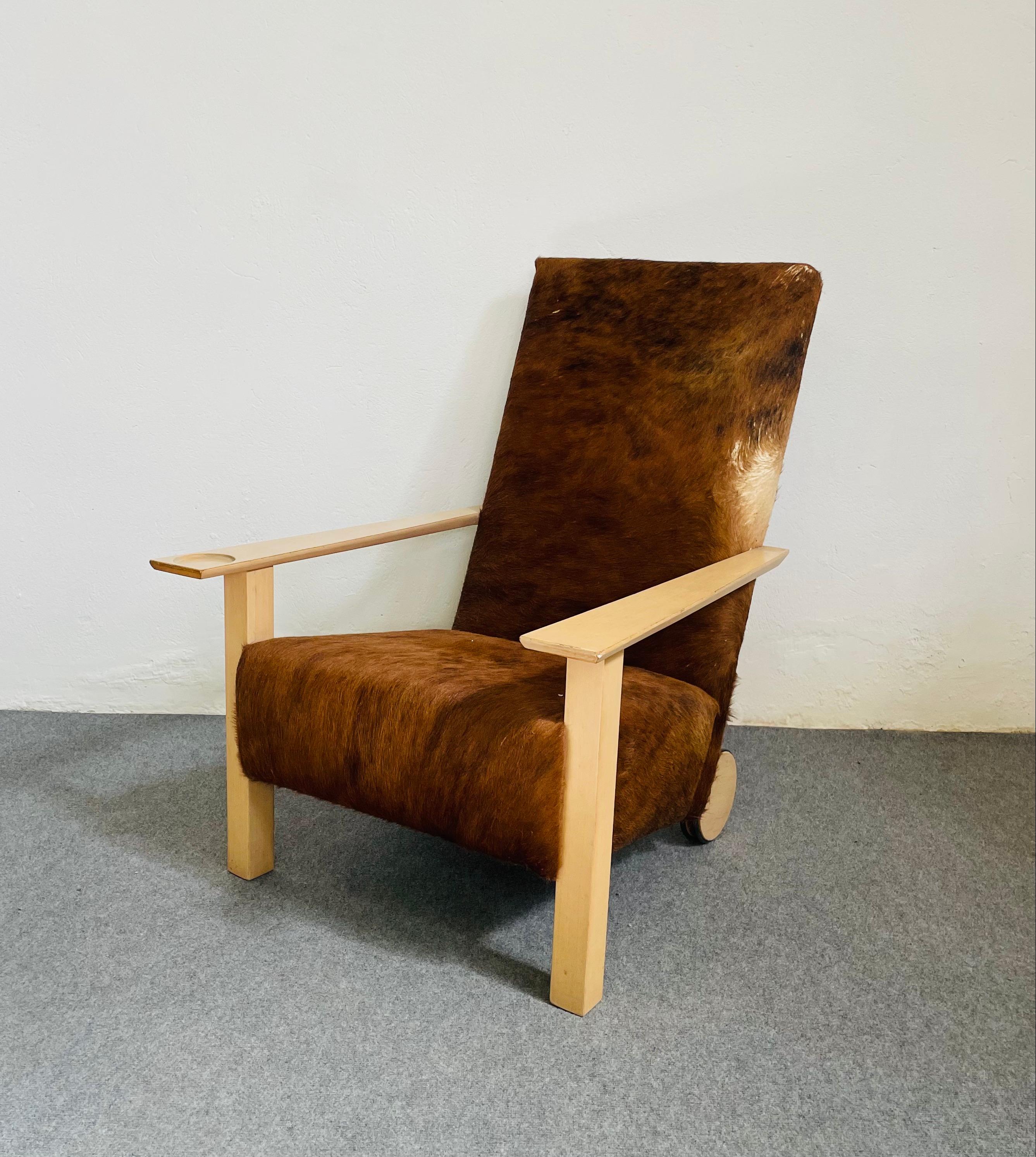 Poltrona Modello Small Room, designer Burkhard Vogtherr.
Produzione di cappellini dell'anno 1995, made in italy.
Materiale legno e pelle di mucca.
In ottime condizioni, come da foto. 
Per qualsiasi informazione, non esitate pure a scriverci.
