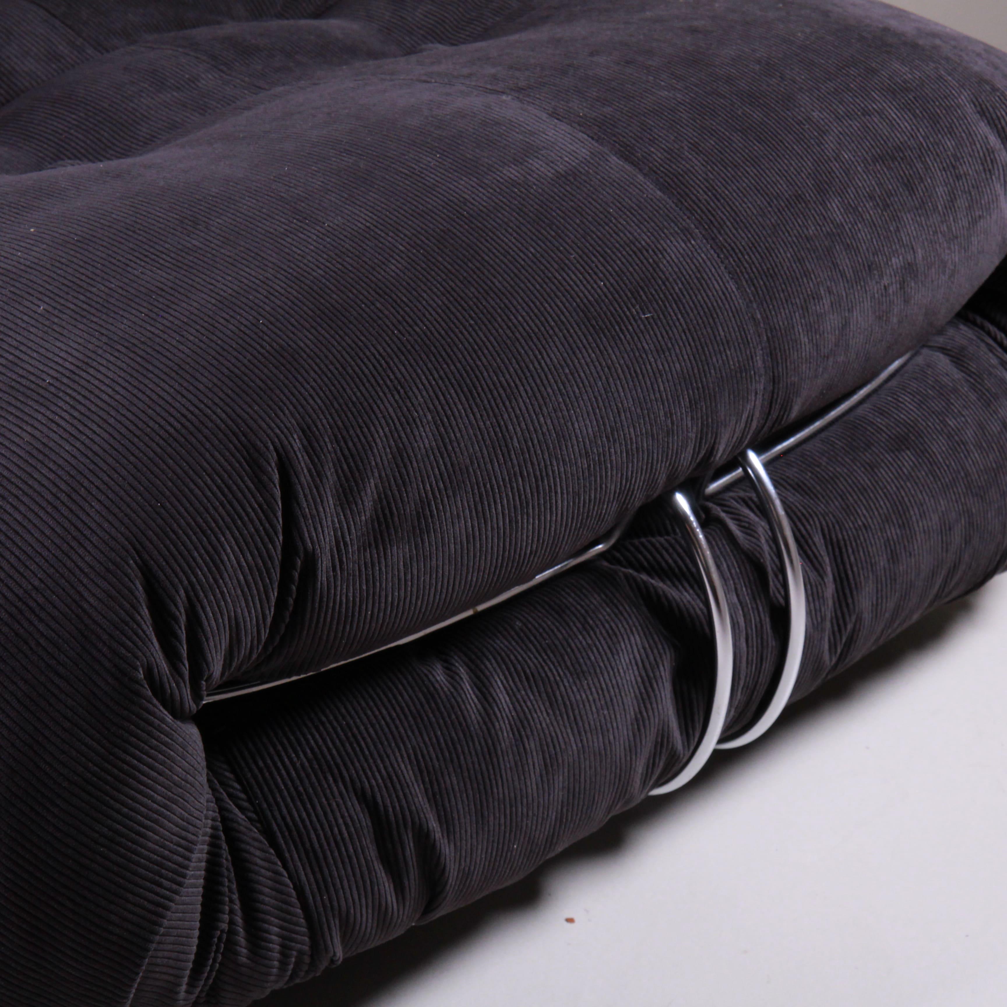 Cette Poltrona Soriana, conçue par Afra et Tobia Scarpa pour Cassina en 1960, est l'un des exemples les plus emblématiques du design italien du dopoguerre. Cette pièce allie élégance et confort dans une forme unique, caractérisée par un système