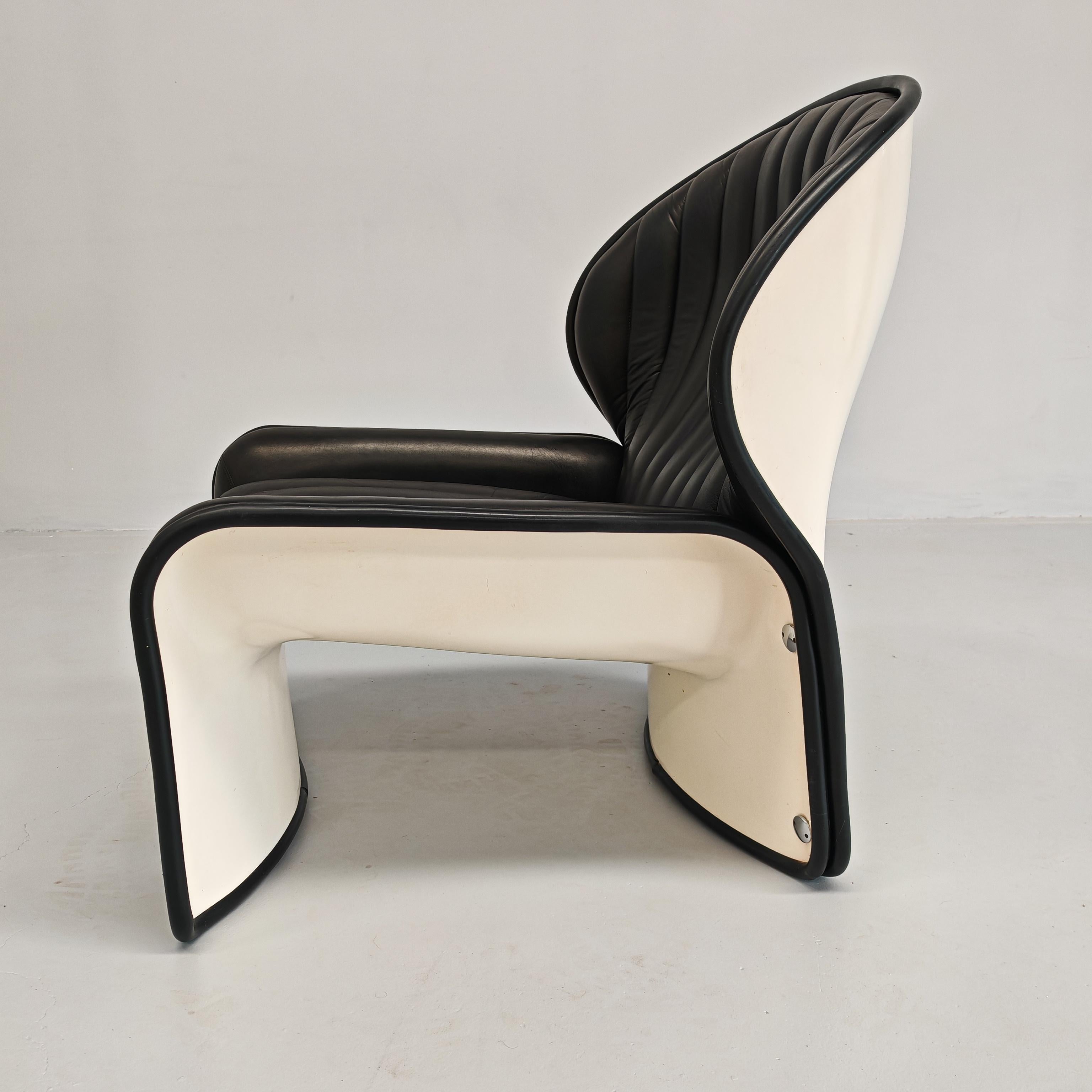 Rara poltrona Lotus disegnata nel 1969 da Andrè Vandenbeuck e prodotta negli anni 70 dalla svizzera Strassle. 
Design  appartenente al movimento Space Age.
La struttura è composta da due parti in resina poliestere bianca con profili in gomma mentre 