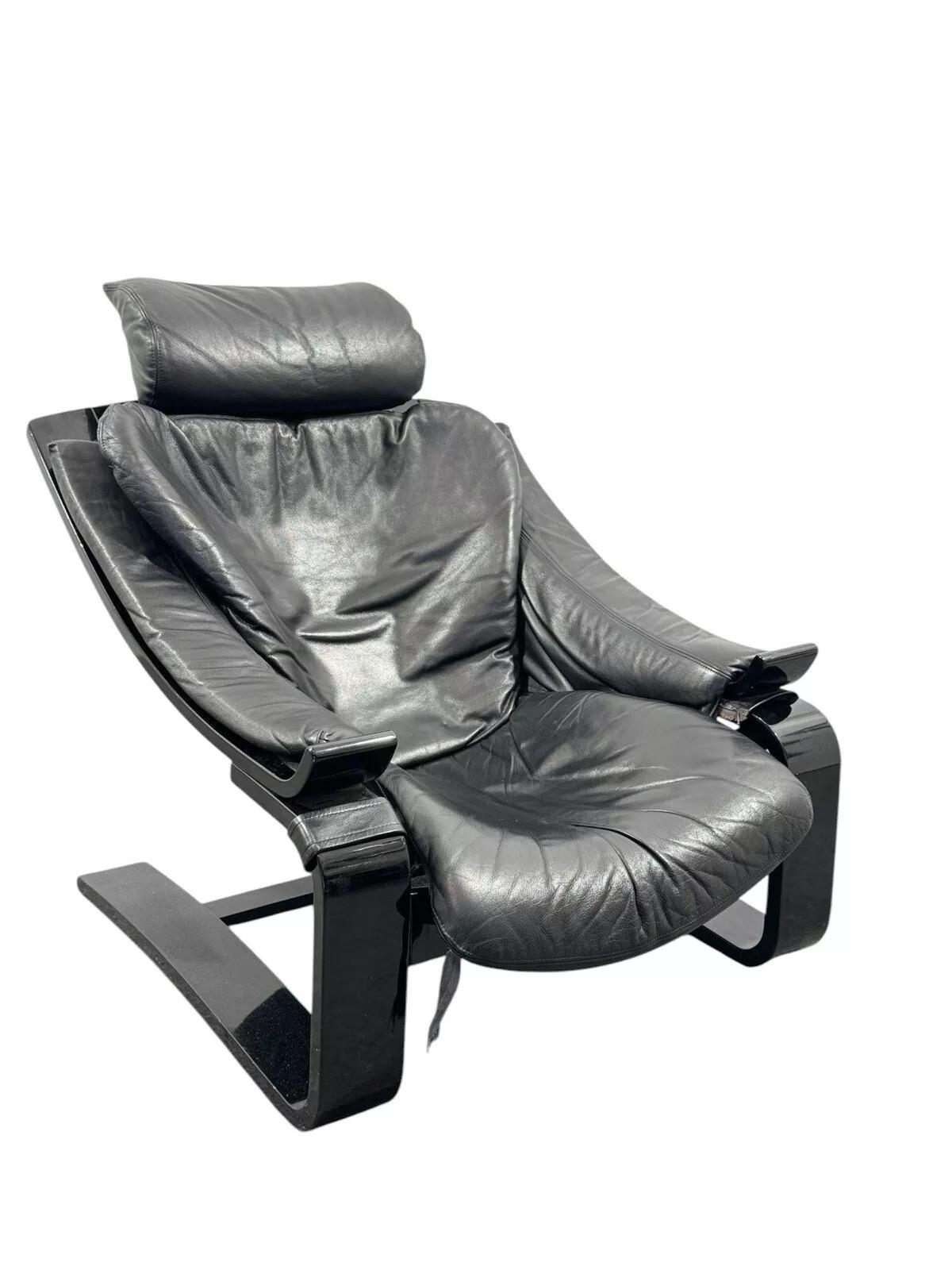 Swedish armchair Åke Fribytter x Nelo MÖbel 1970.



Very elegant armchair made in Sweden in the 1970s by designer Åke Fribytter for the production company Nelo MÖbel.


Black curved lacquered wood frame, seat, back and cushion of genuine