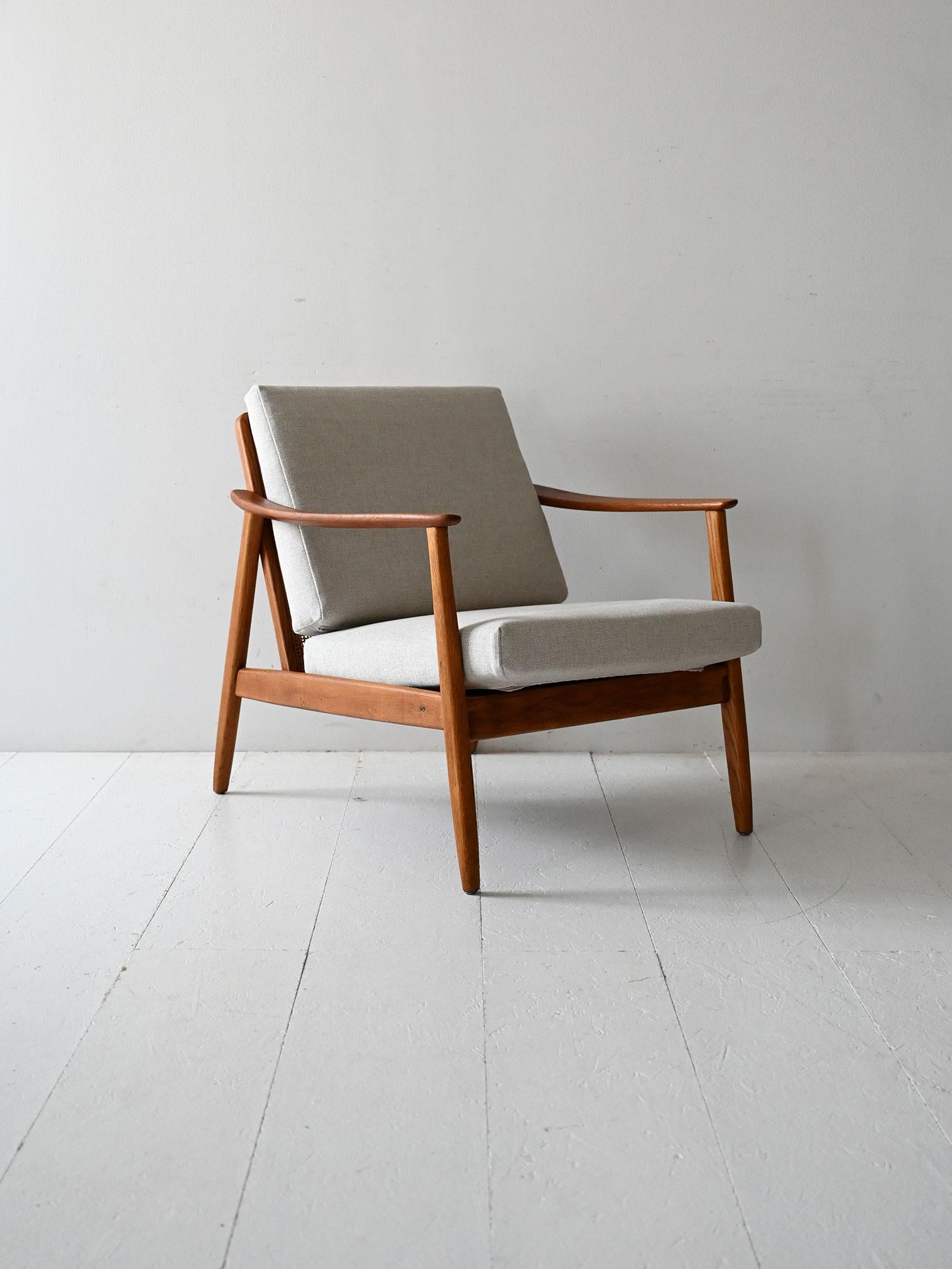 Poltrona scandinava vintage di Folke Ohlsson per DUX in teak con schienale in paglia di Vienna e cuscini in tessuto grigio ghiaccio.

Poltrona scandinava in teak con schienale in paglia di Vienna disegnata da Folke Ohlsson per DUX negli anni ’60.