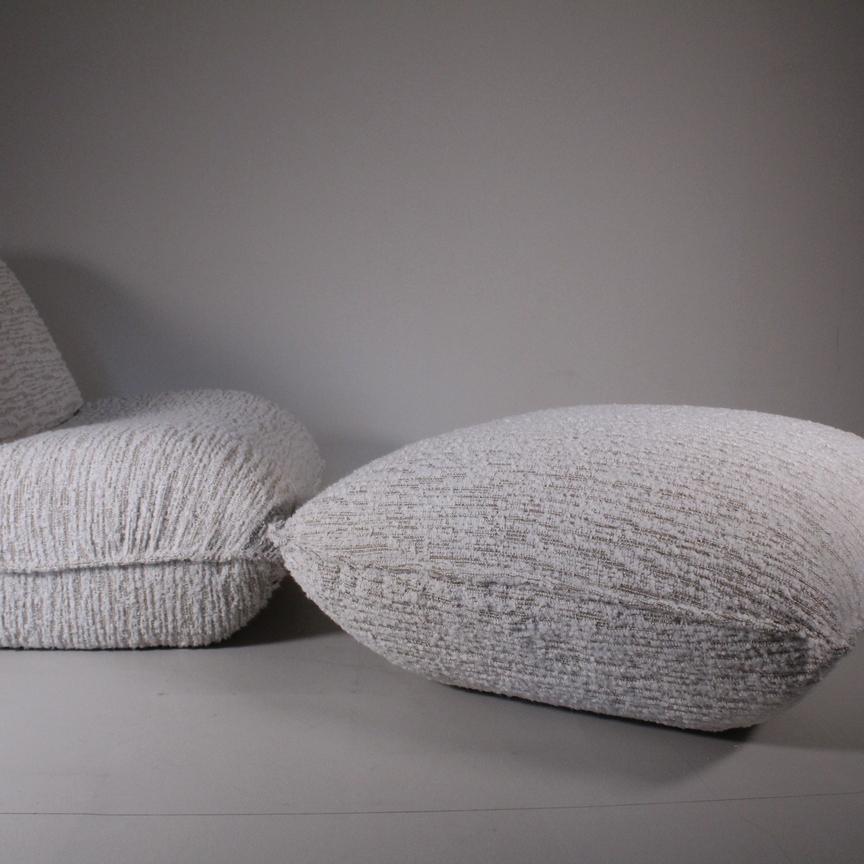 Poltrona più pouf rarissimi della designer italiana Carla Venosta. Elemento di base in acciaio e rivestimento nuovo in boucle. 

Misure pouf: 85x80x35