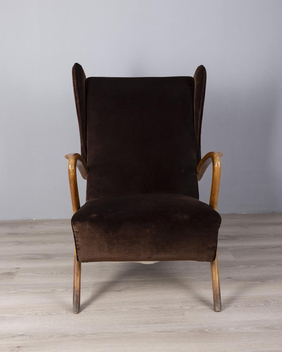 Fauteuil avec structure en bois et revêtement en velours brun, design Paolo Buffa, années 1950.

CONDITION :
En bon état, peut présenter des signes d'usure dus au temps.

DIMENSIONS : 
Hauteur 95 cm ; largeur 64 cm ; profondeur 80 cm ;

MATÉRIAUX :