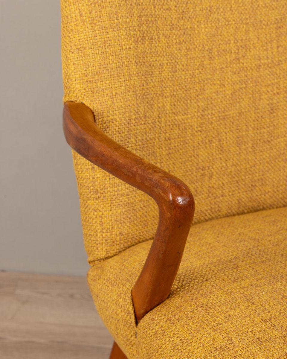 Sillón con estructura de madera y funda de tela amarilla, diseño italiano, años 60.

CONDICIÓN:
En buen estado de funcionamiento, puede mostrar signos de desgaste debido al paso del tiempo.

DIMENSIONES: 
Altura 89 cm; Anchura 64 cm; Longitud 60