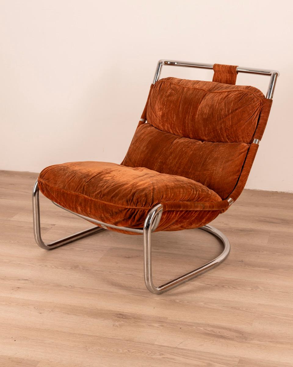 Fauteuil avec structure en acier chromé et revêtement en velours bordeaux, design italien, années 1970.

ÉTAT : En bon état, avec des signes d'usure dus au temps.

DIMENSIONS : Hauteur 78 cm ; Largeur 70 cm ; Longueur 93 cm ;

MATÉRIEL : acier et