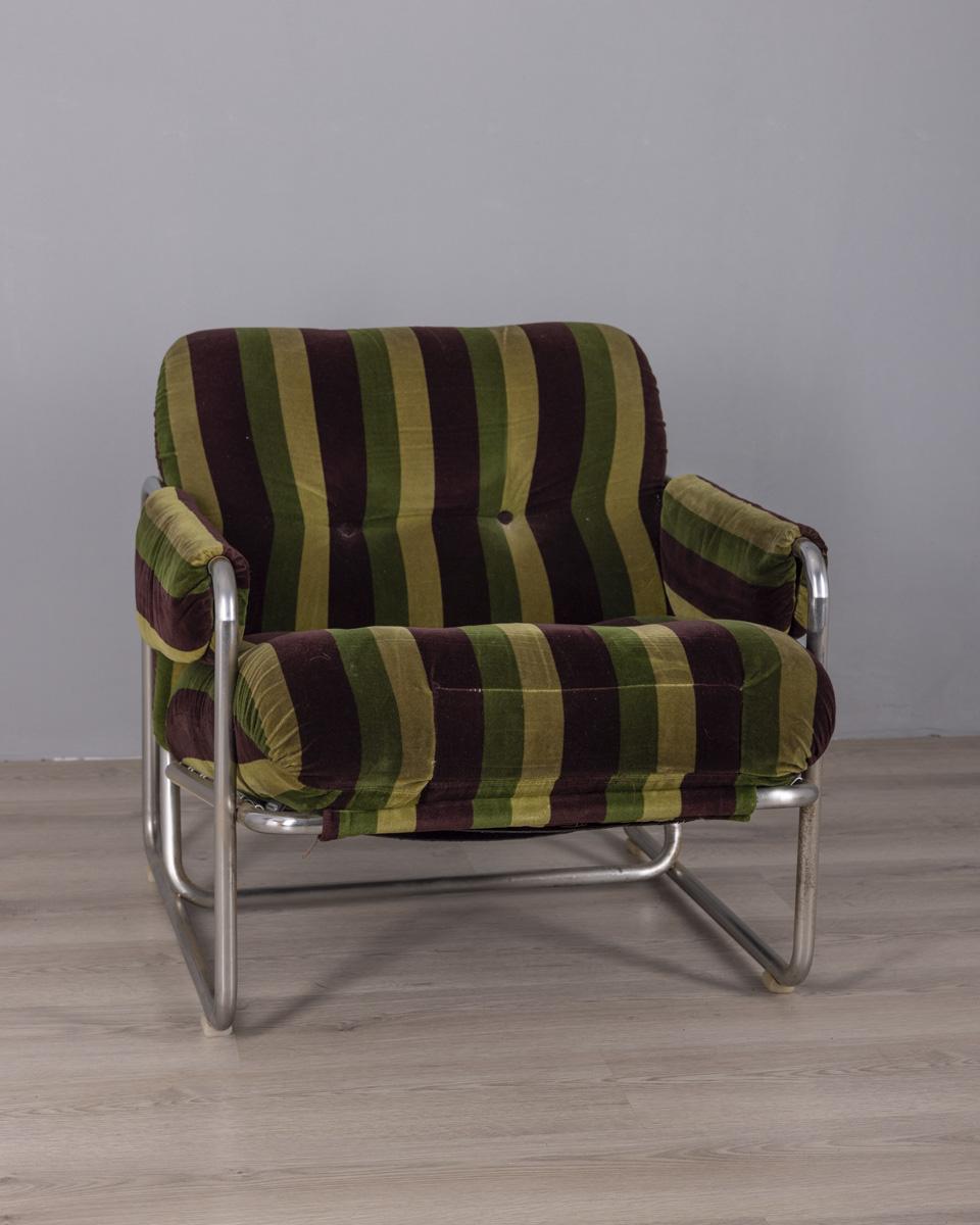 Poltrona con struttura in metallo cromato e rivestimento in velluto multicolore, disegnata da Guido Faleschini per Mariani, anni '70.

CONDIZIONE:
In buone condizioni, con segni di usura dovuti al tempo.

DIMENSIONI:
Altezza 64 cm; Larghezza 64 cm;